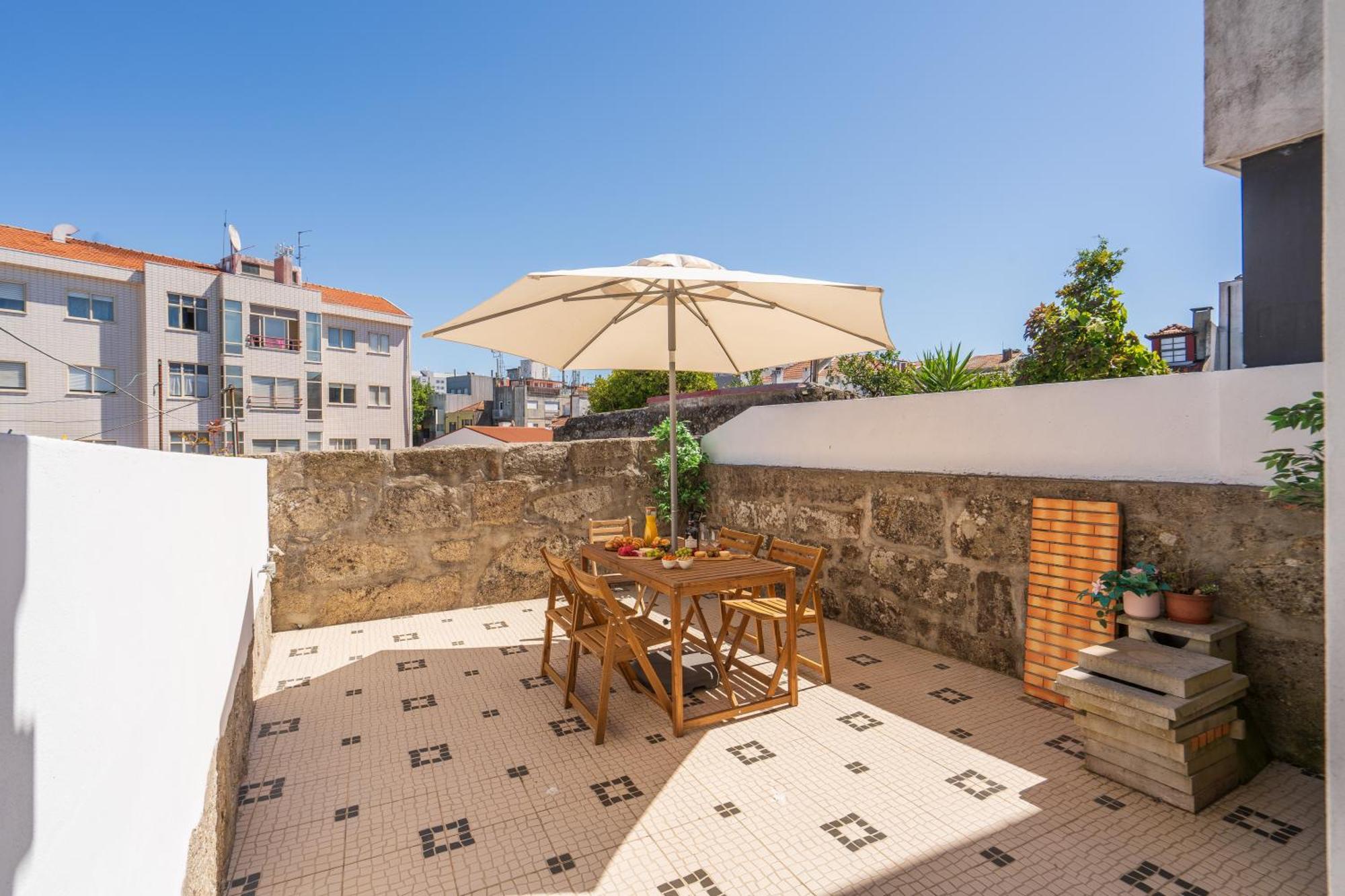 Host Wise - Elegant Colorful House W Private Terrace