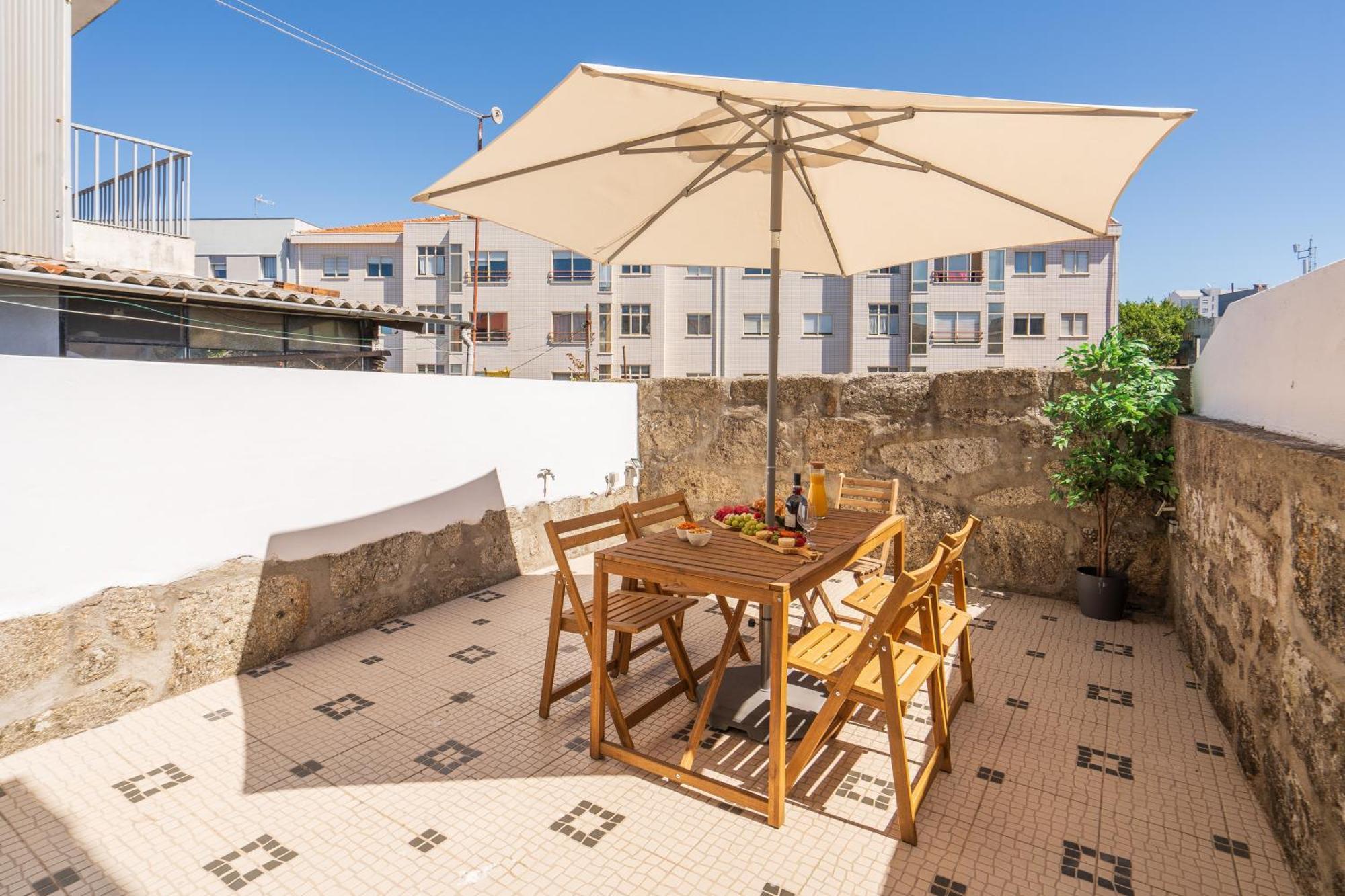 Host Wise - Elegant Colorful House W Private Terrace Holiday home Porto