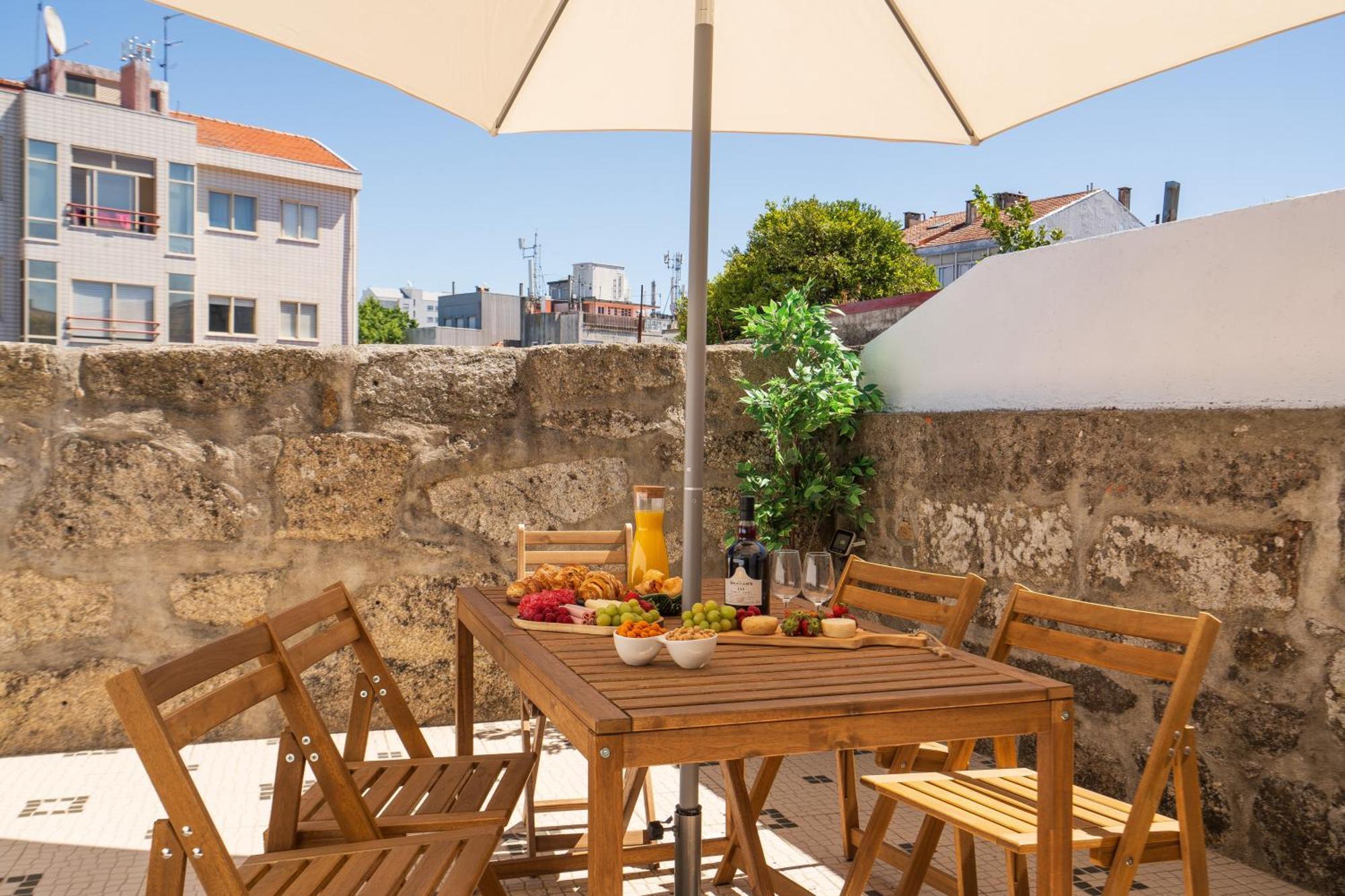 Host Wise - Elegant Colorful House W Private Terrace