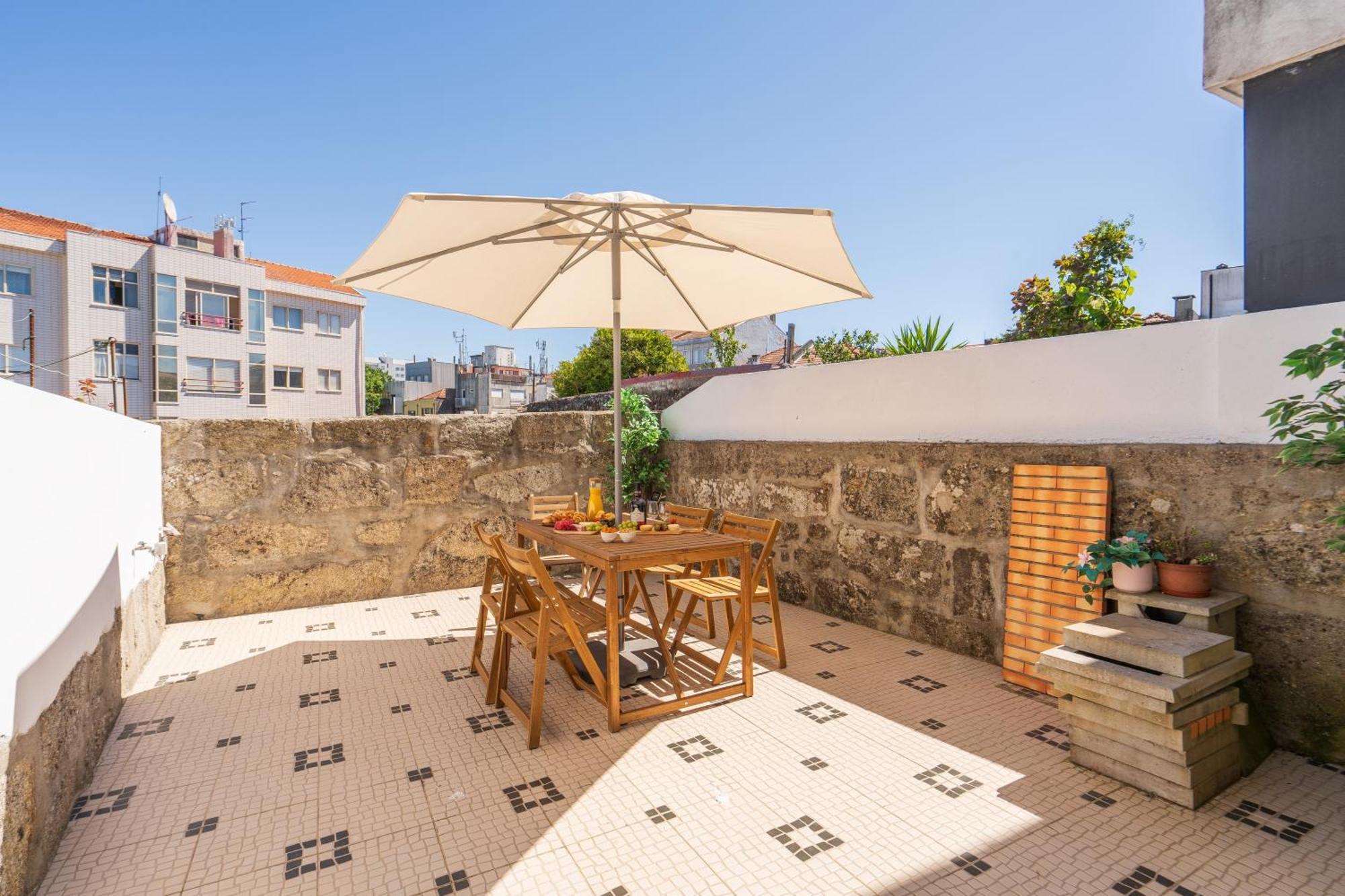 Host Wise - Elegant Colorful House W Private Terrace Holiday home Porto