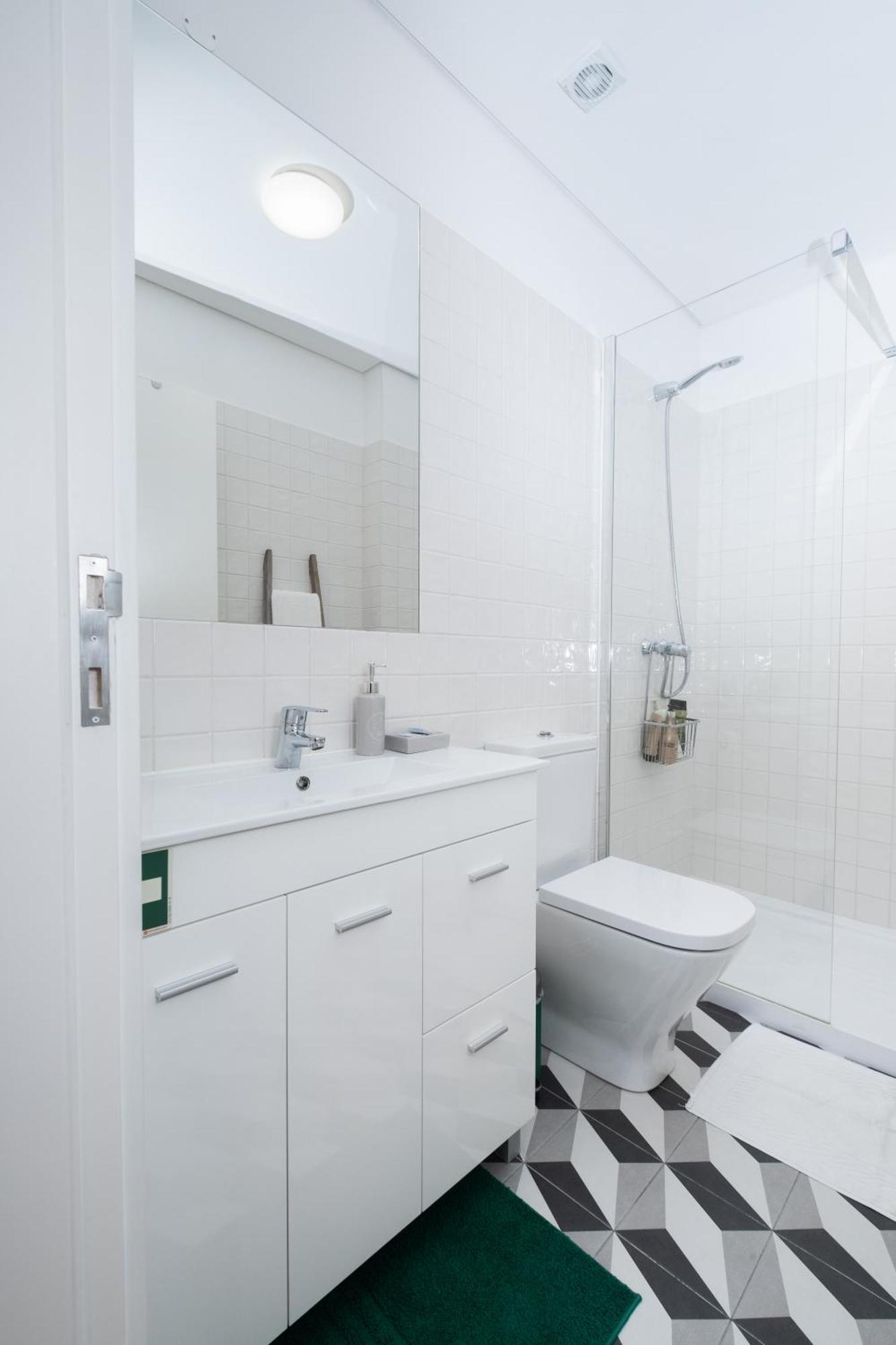 Host Wise - Sunny Downtown Apartment *