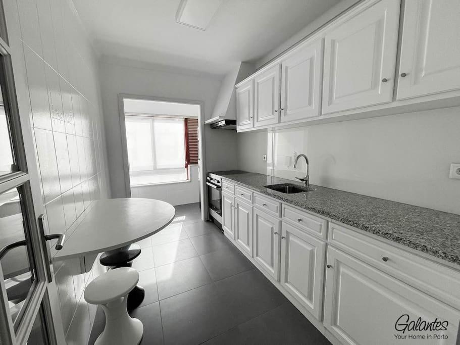 Downtown Spacious Flat In A Calm Street Porto