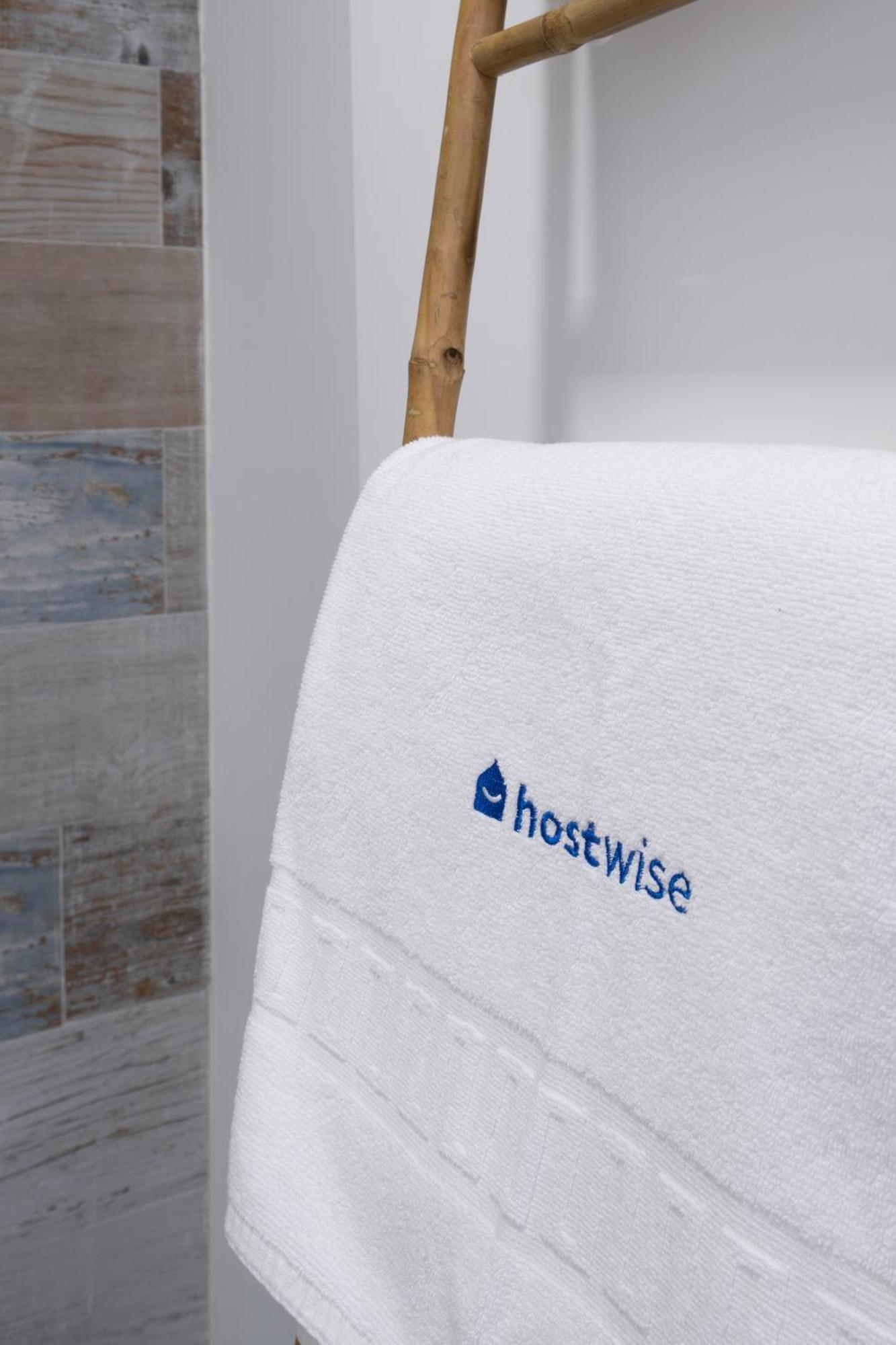 Host Wise - Modern Bright Porto