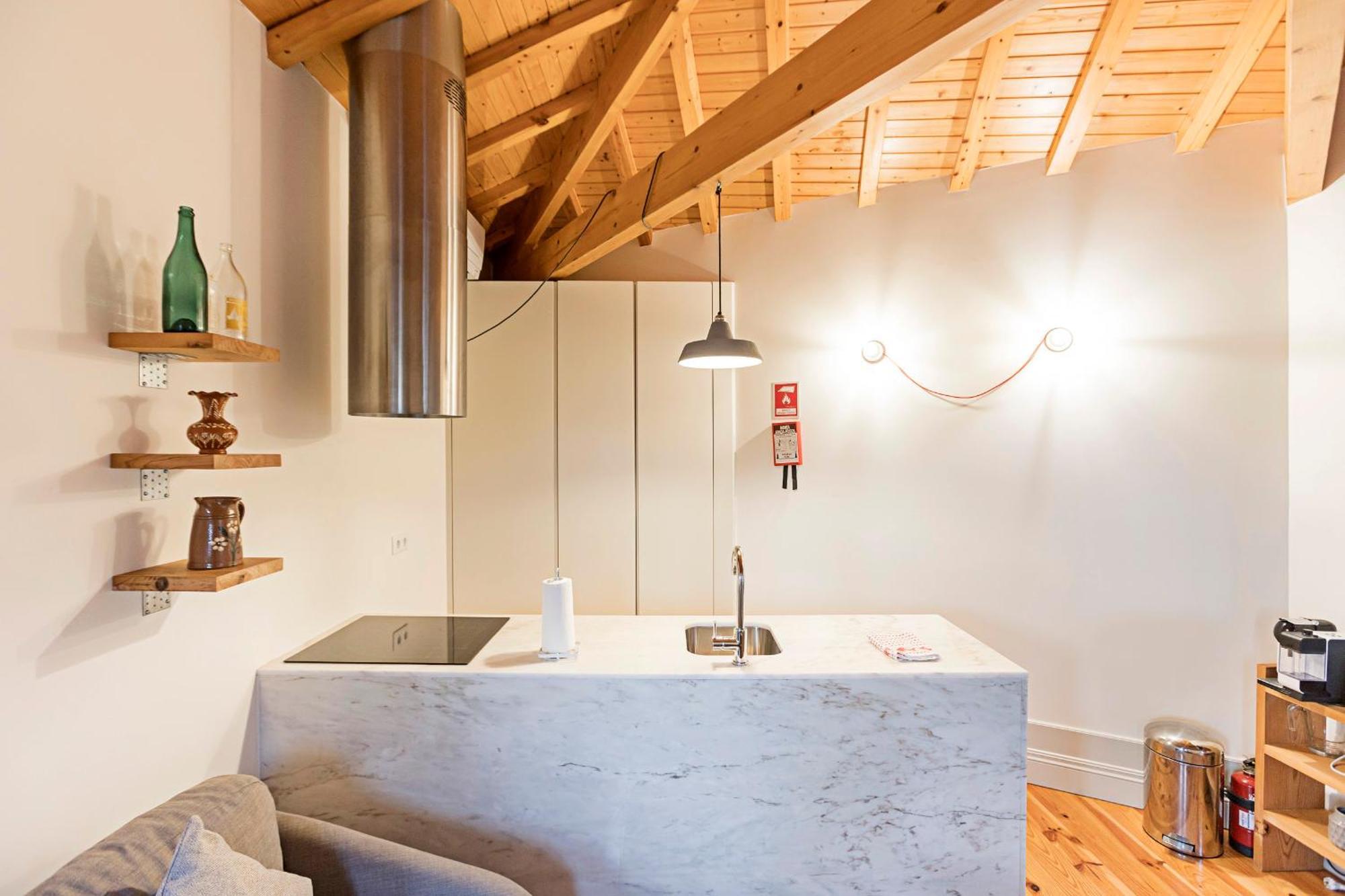 Charming Retreat With Balcony Apartment *