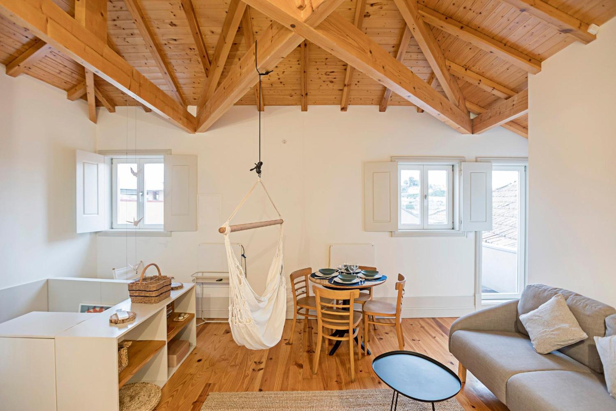 Charming Retreat With Balcony *