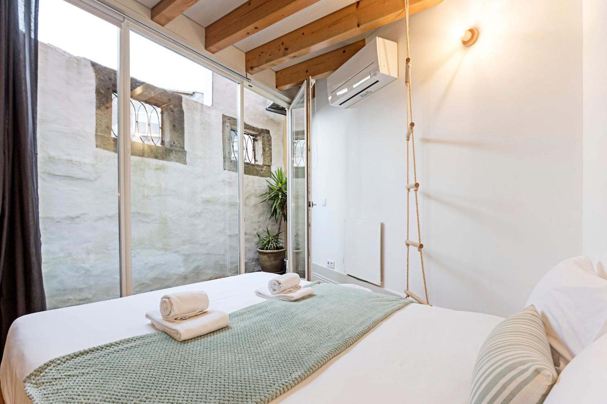 Charming Retreat With Balcony Apartment *