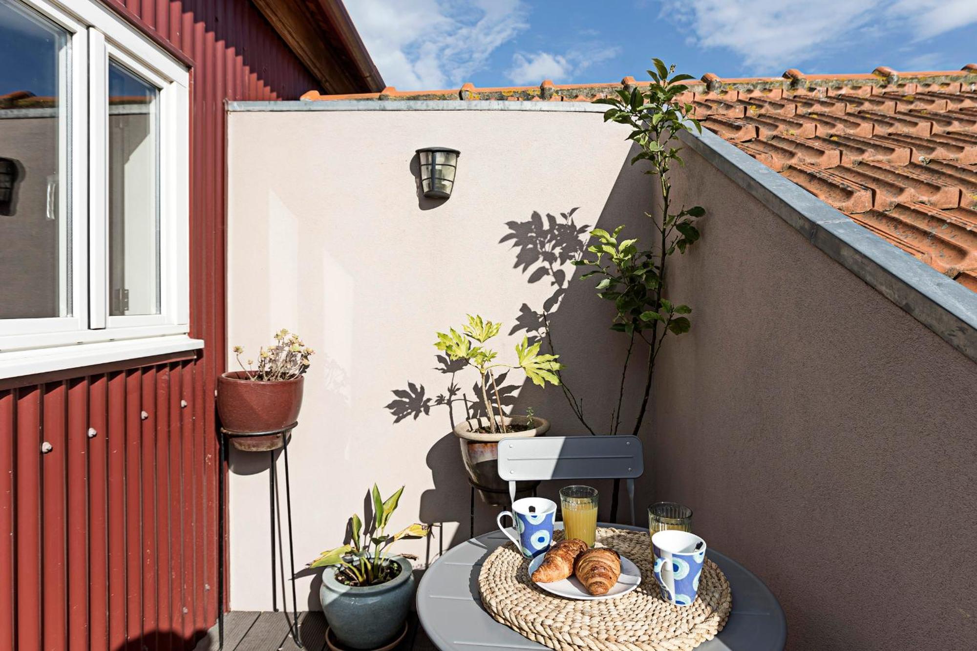 Charming Retreat With Balcony *