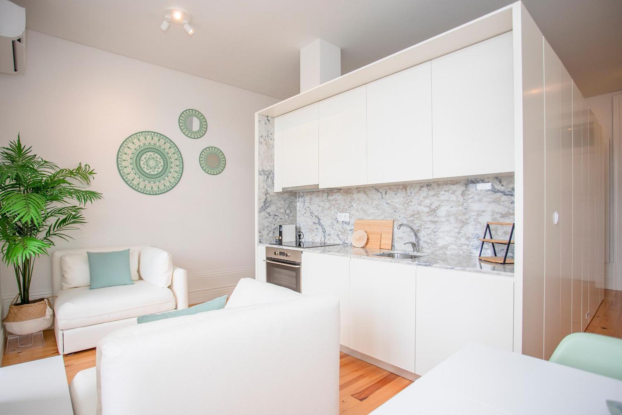 Liiiving In - Downtown Balcony Apartment