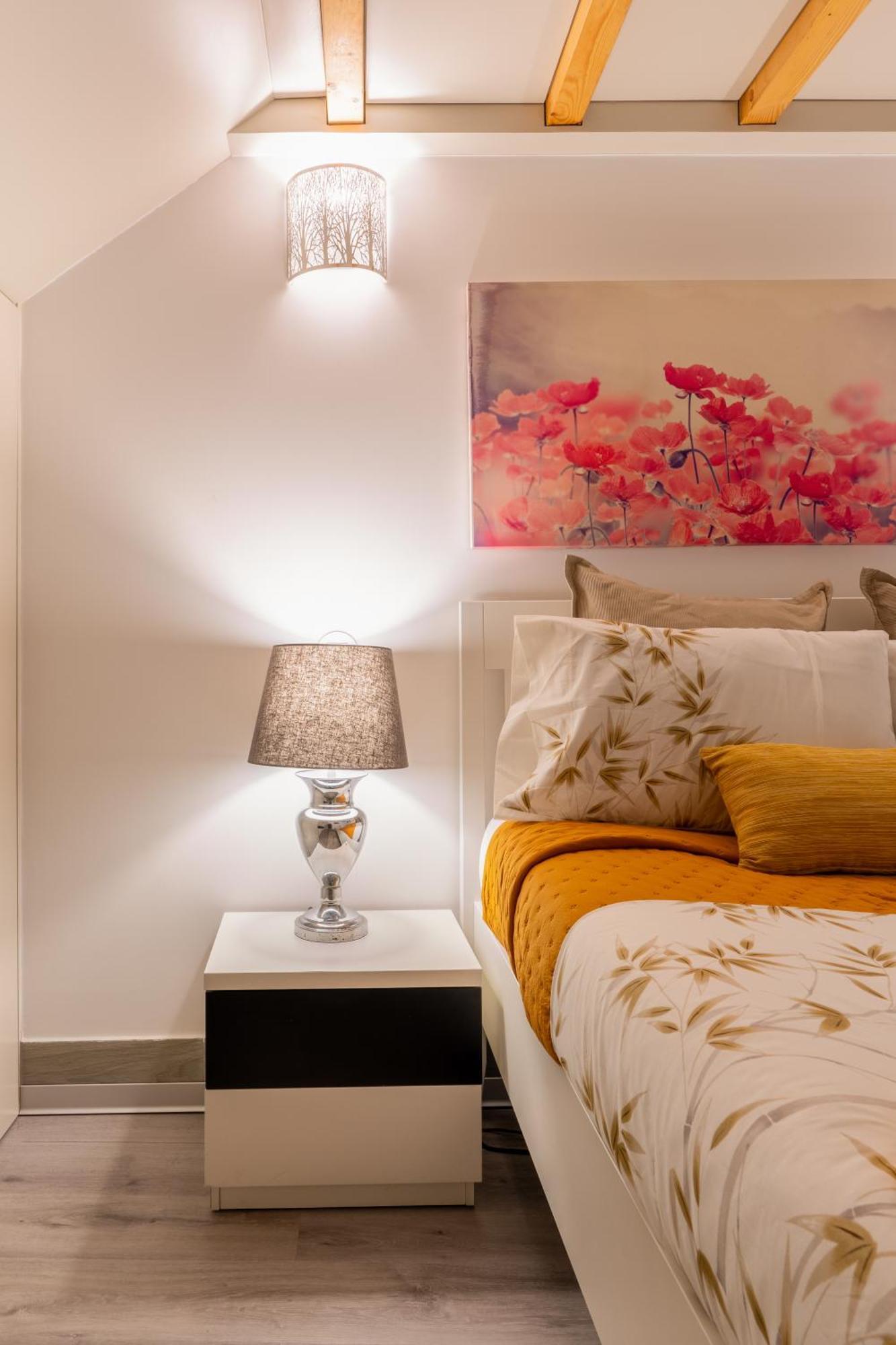 Host Wise - Colourful Cozy Flat Apartment