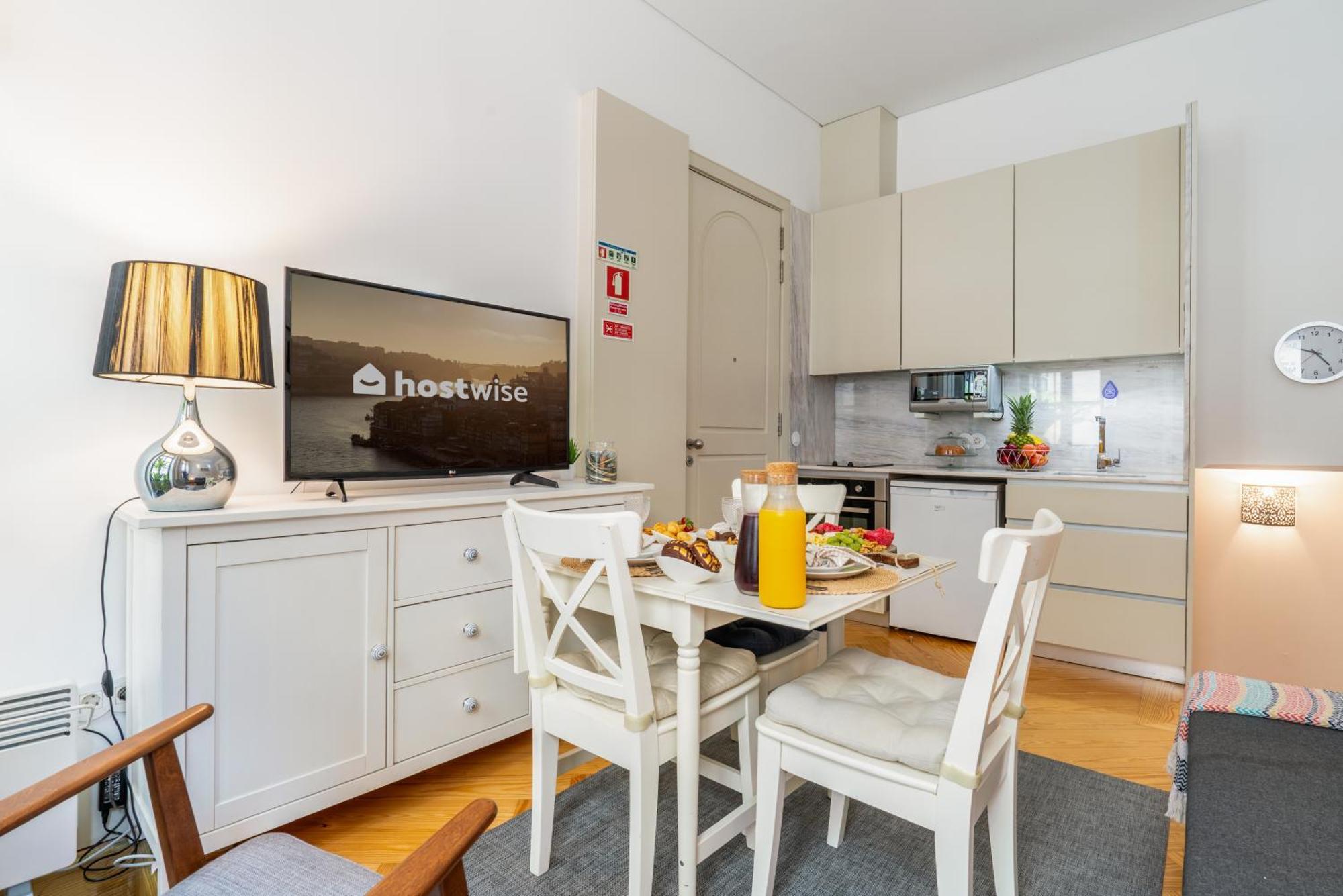 Host Wise - Colourful Cozy Flat Apartment *