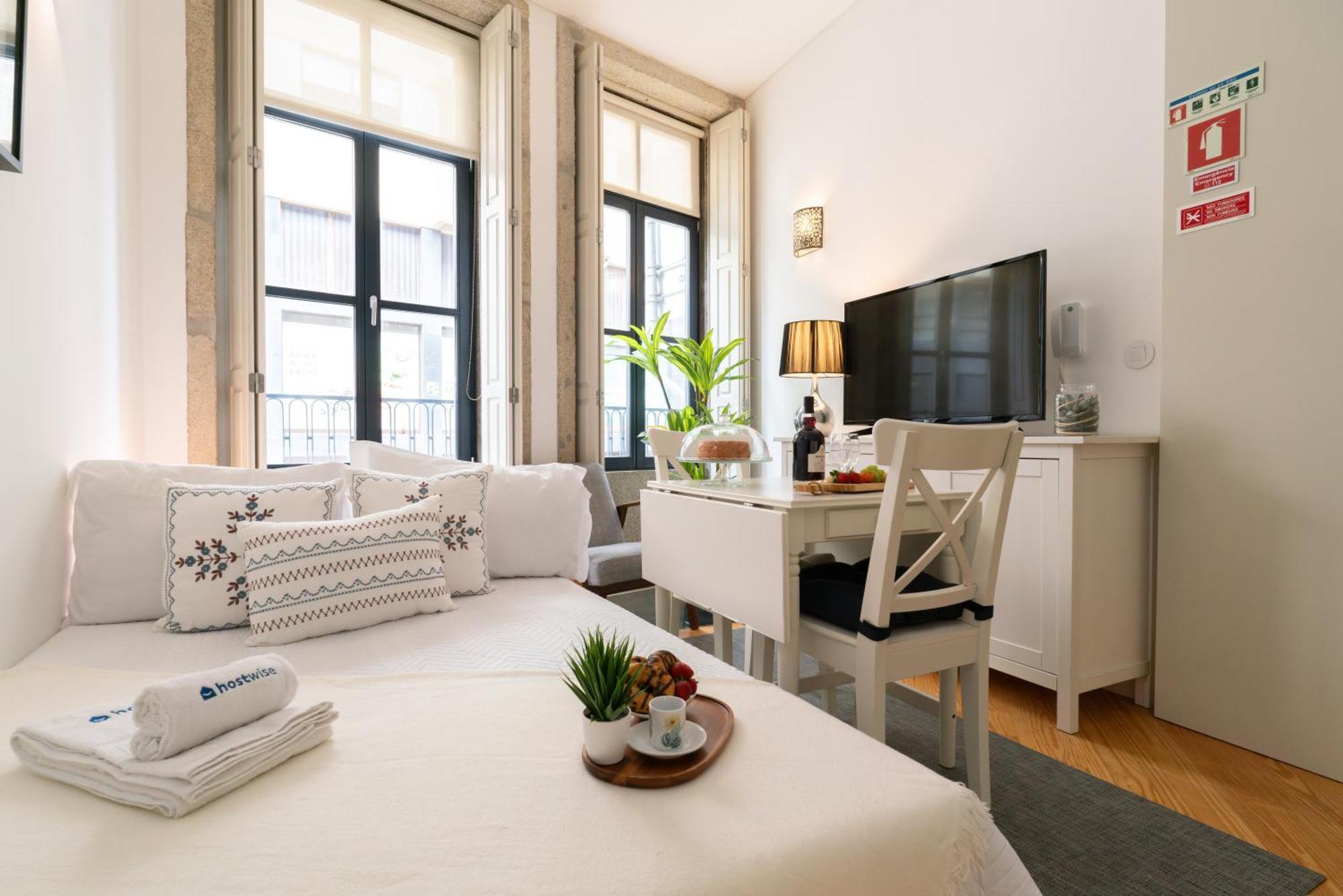 Host Wise - Colourful Cozy Flat