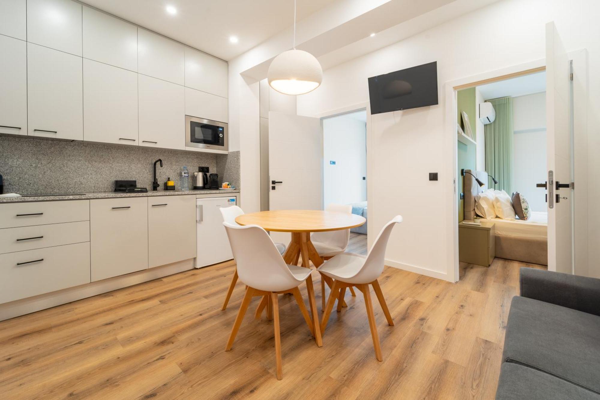 Casa Flores - 2 Bedroom, Lift, Ac, Car Parking - Extra Apartment