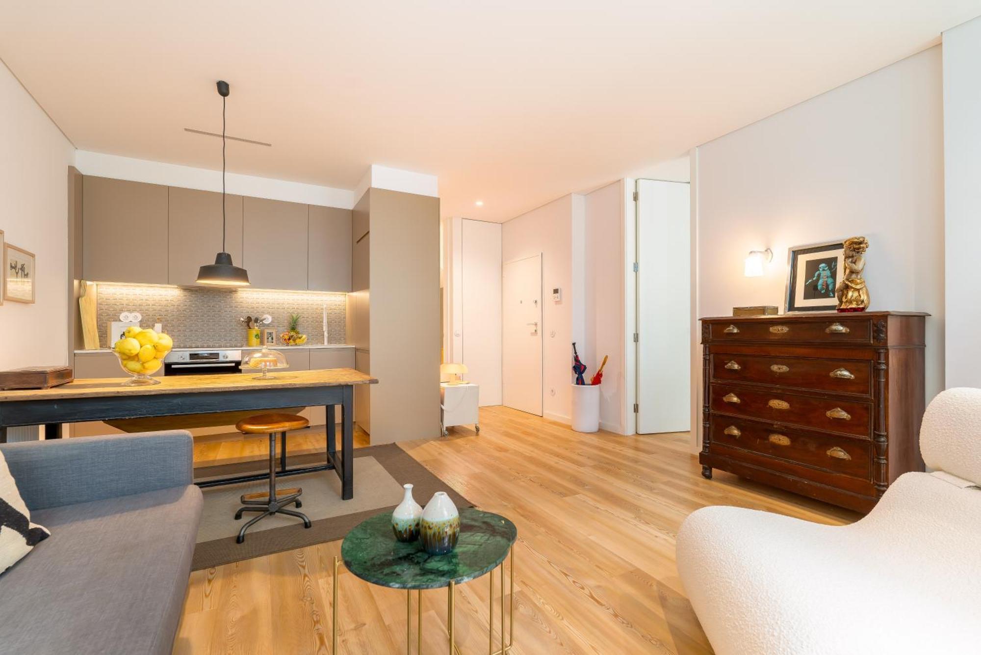 Host Wise - Stylish Urban Flat With Terrace Apartment *
