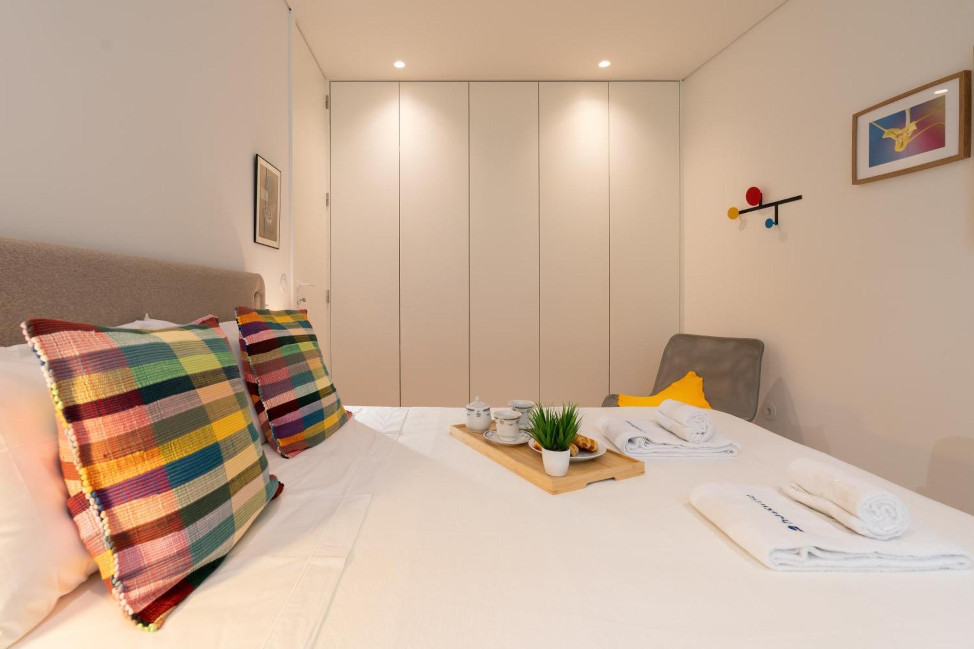 Host Wise - Stylish Urban Flat With Terrace