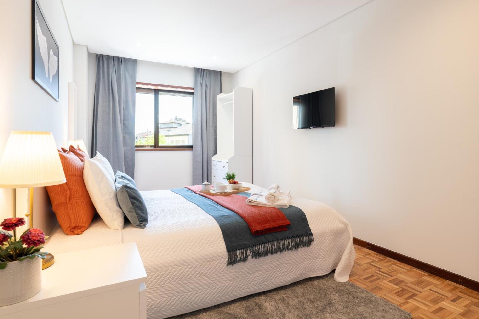 Host Wise - Bright And Elegant Urban Flat With Balcony * Porto