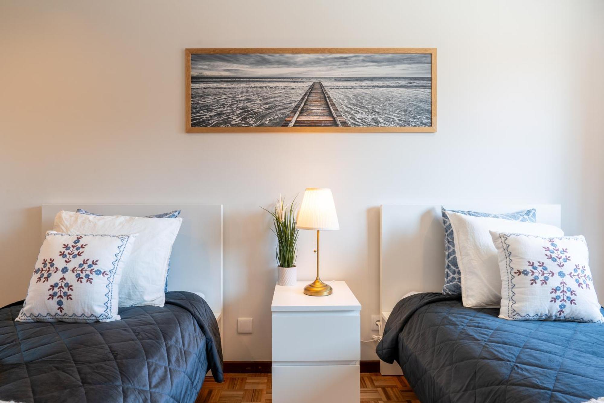 Host Wise - Bright And Elegant Urban Flat With Balcony Apartment *