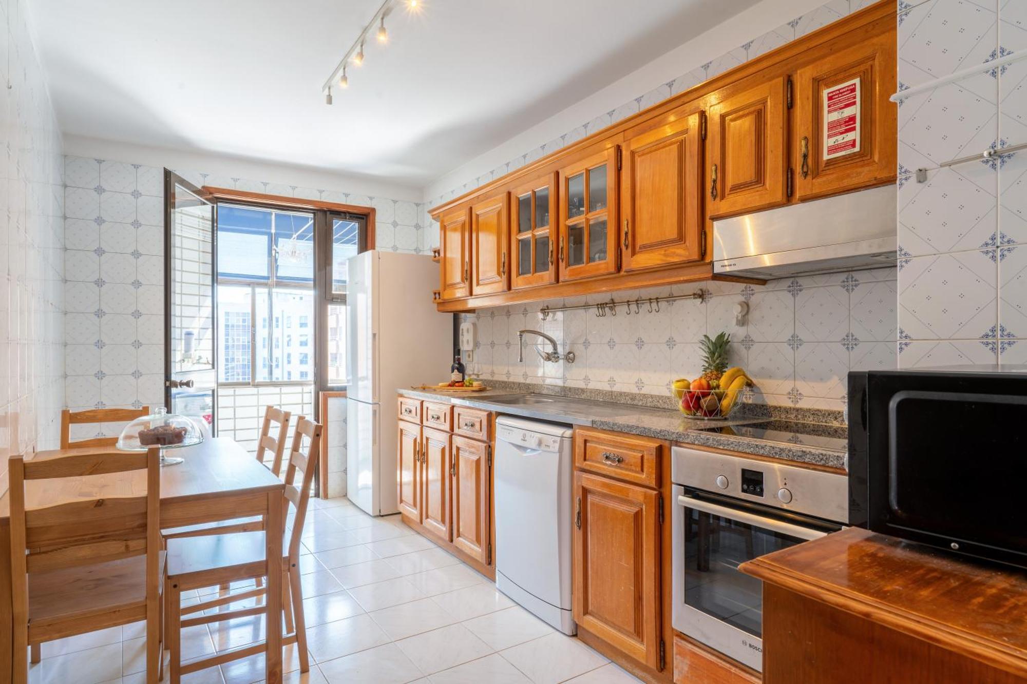Host Wise - Bright And Elegant Urban Flat With Balcony Apartment *
