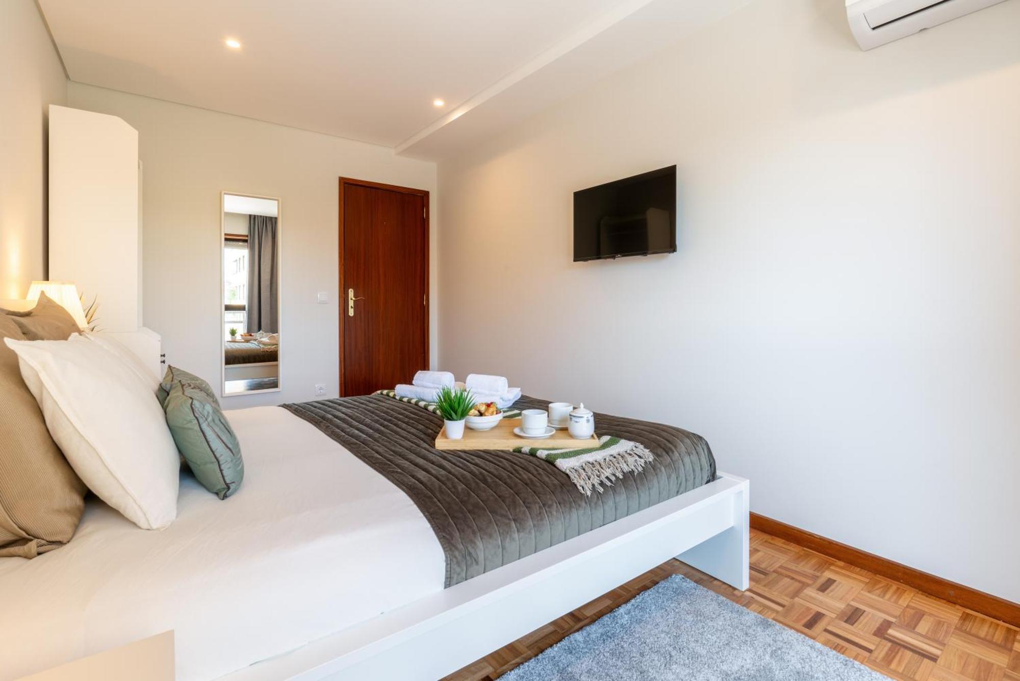 Host Wise - Bright And Elegant Urban Flat With Balcony Apartment *
