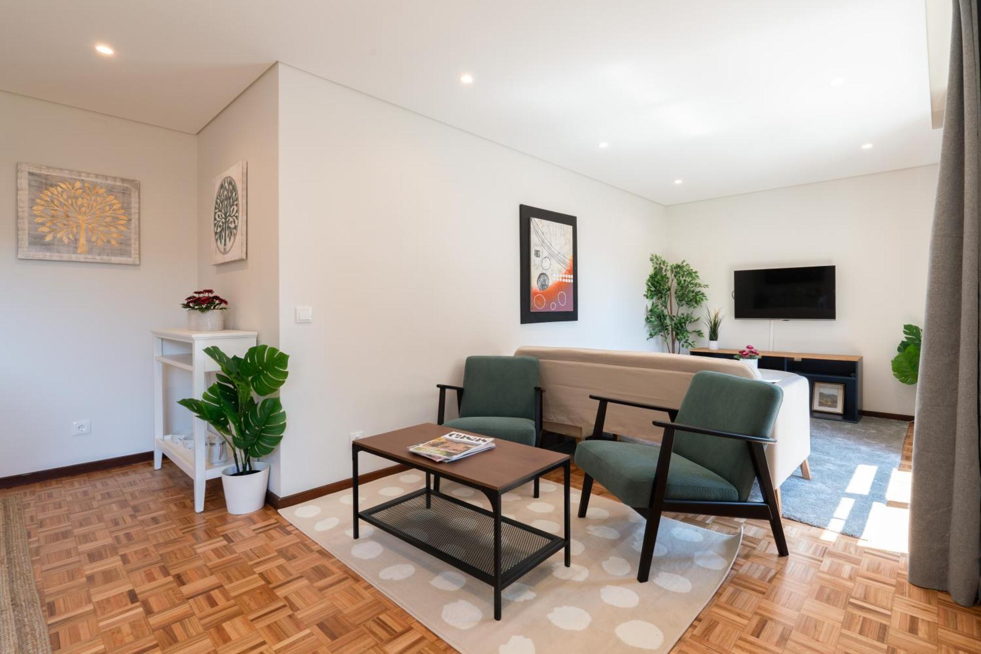 Host Wise - Bright And Elegant Urban Flat With Balcony Apartment