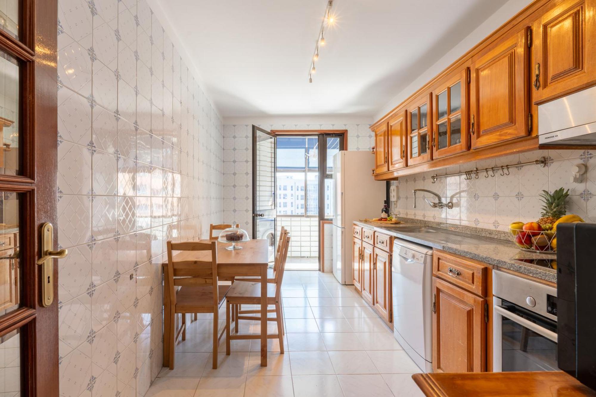 Apartment Host Wise - Bright And Elegant Urban Flat With Balcony