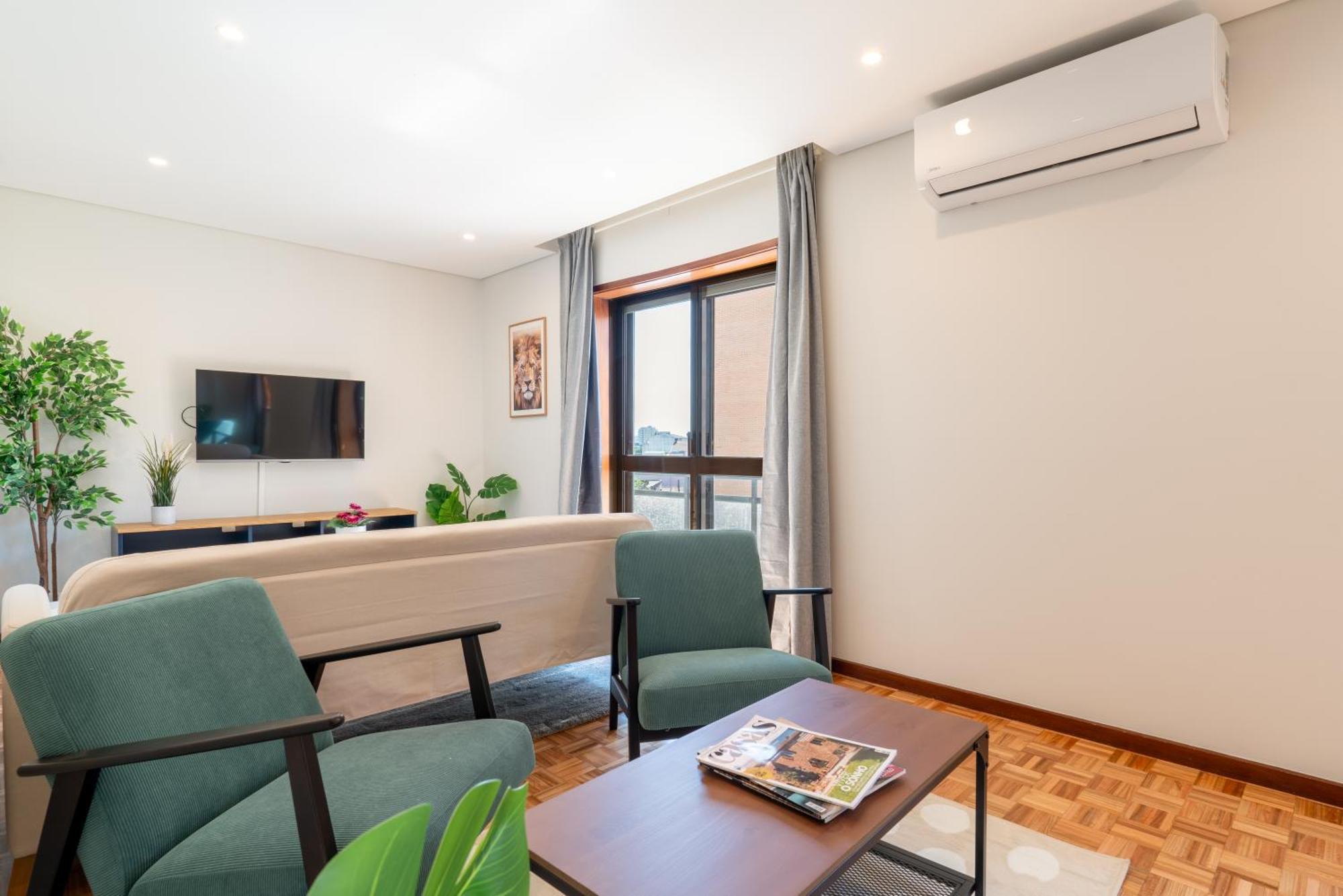 Host Wise - Bright And Elegant Urban Flat With Balcony *
