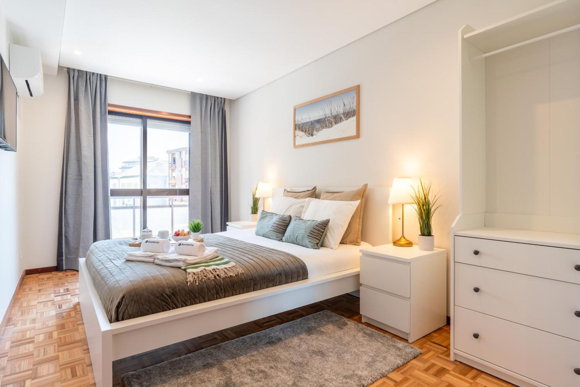 Host Wise - Bright And Elegant Urban Flat With Balcony Apartment *