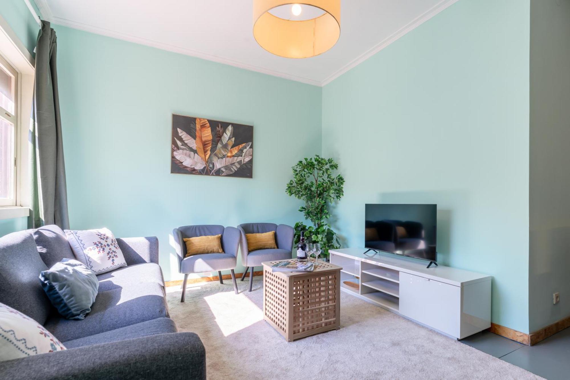 Host Wise - Colorful Bright Flat With Balcony Apartment *