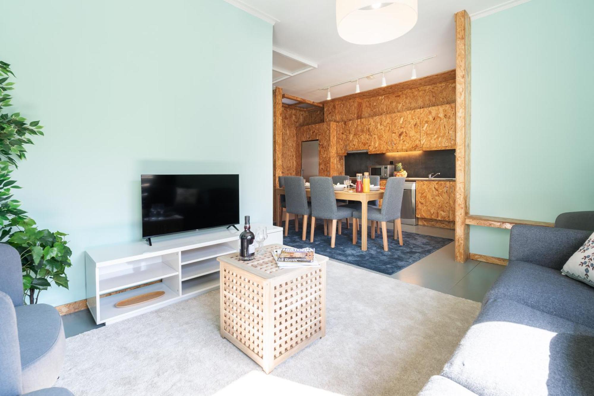 Host Wise - Colorful Bright Flat With Balcony