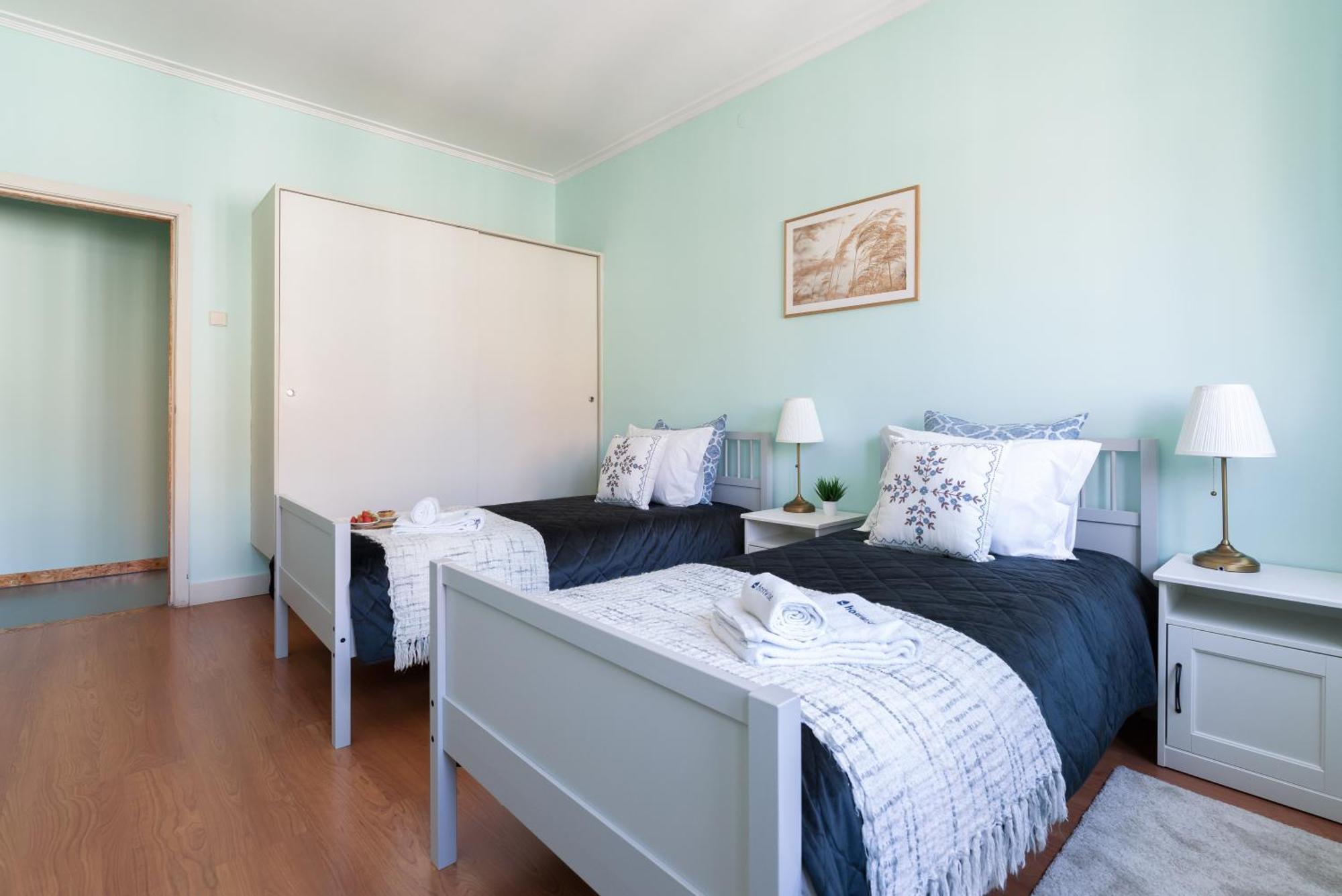 Host Wise - Colorful Bright Flat With Balcony Apartment *