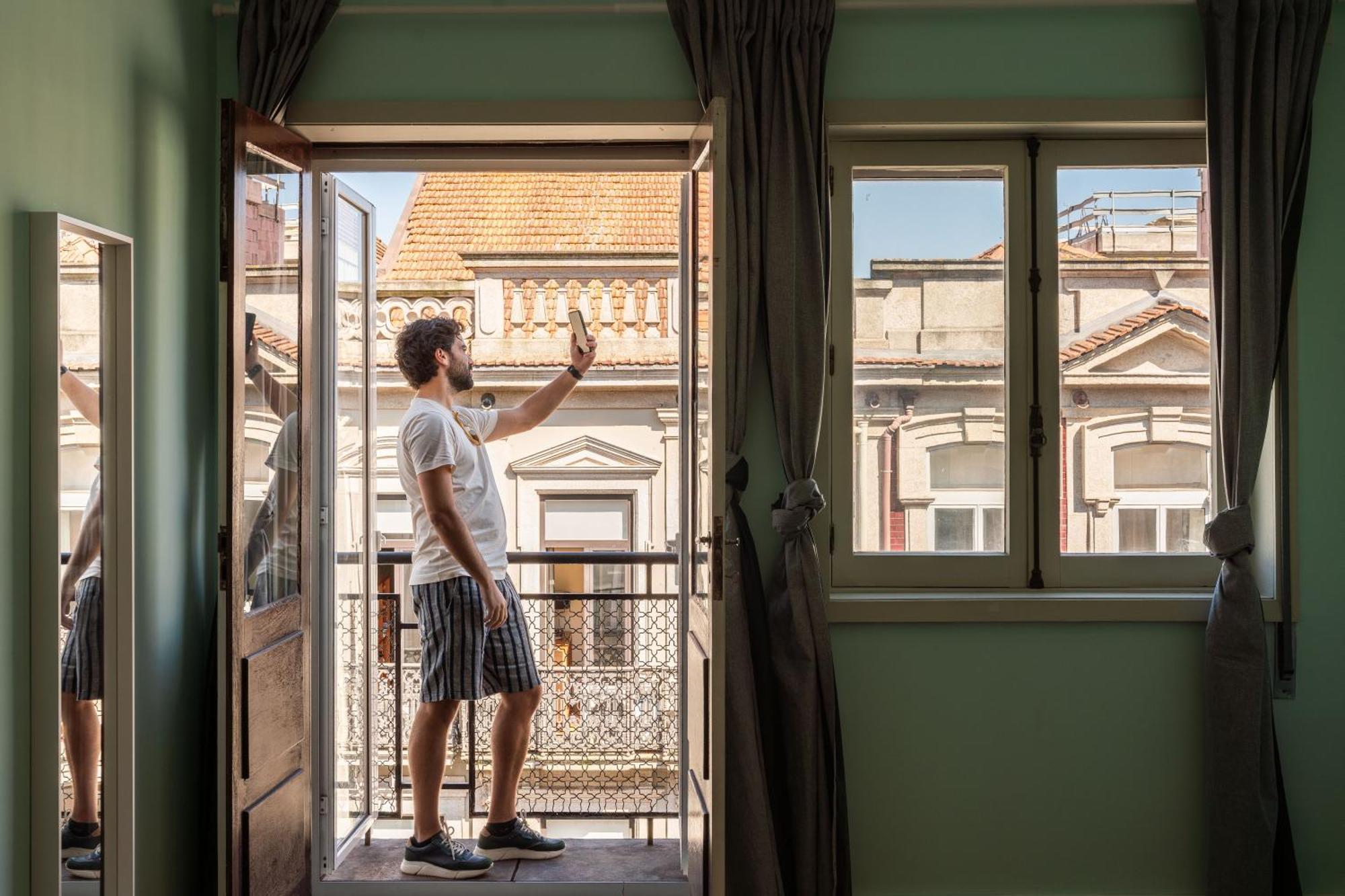 Host Wise - Colorful Bright Flat With Balcony Apartment *