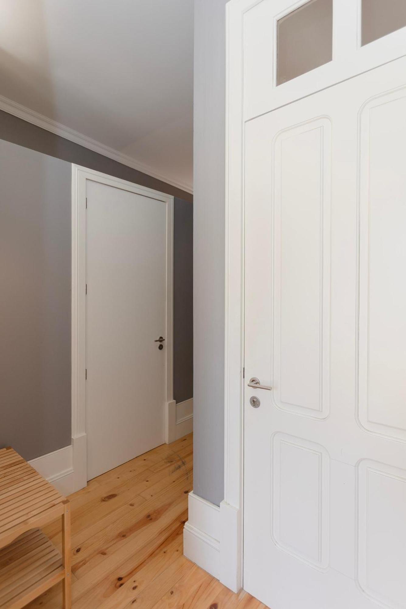 Apartment Liiiving In - Silver Light