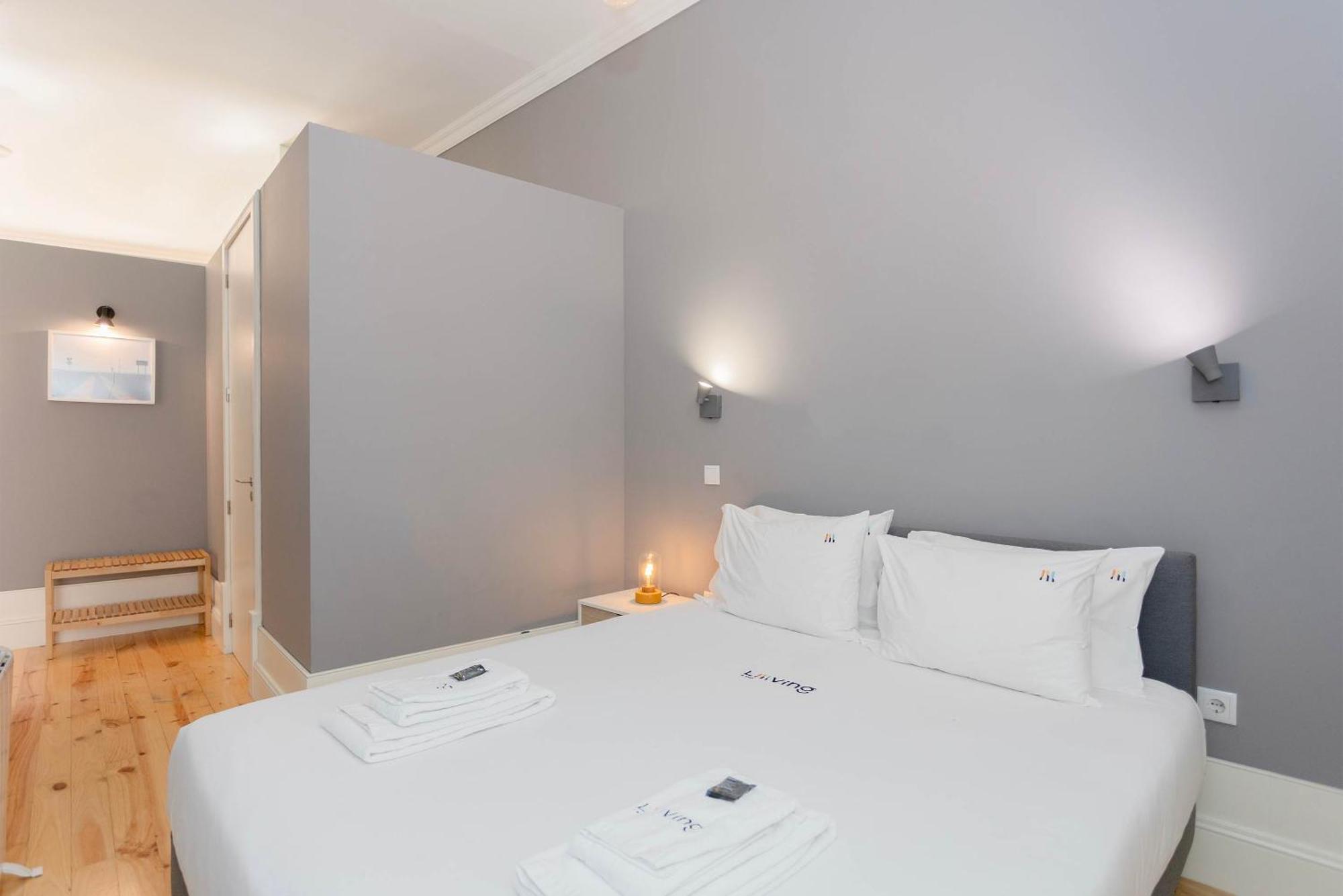 Liiiving In - Silver Light Apartment