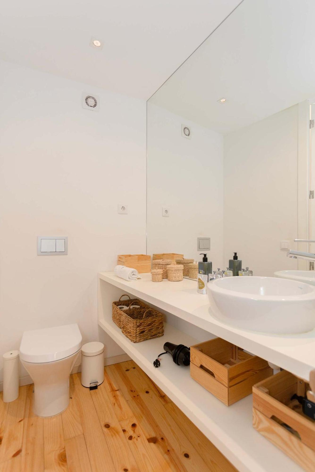 Liiiving In - Silver Light Apartment