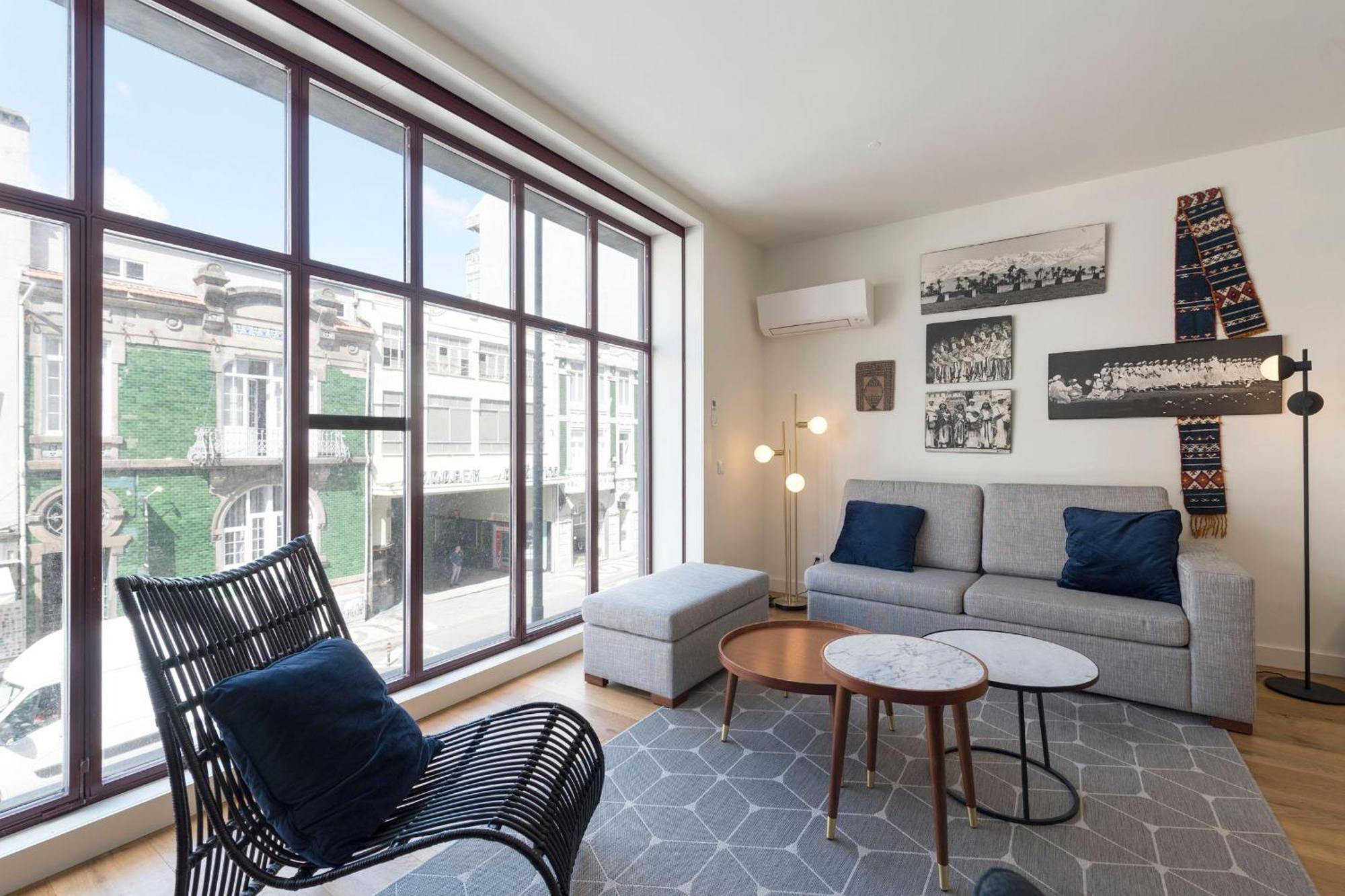 Contemporary Flat Near Sao Bento By Lovelystay