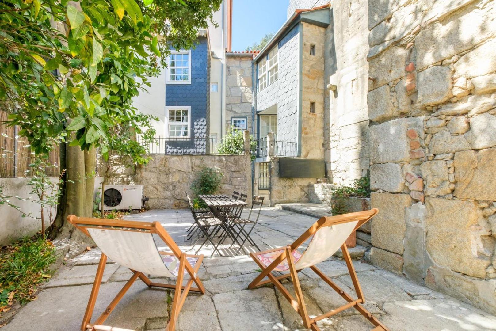 Guestready - Historic Courtyard Townhouse Porto