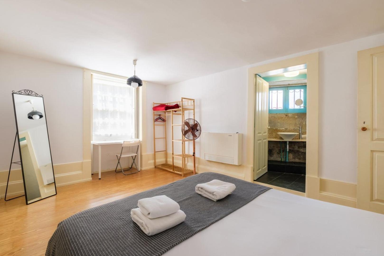 Guestready - Historic Courtyard Townhouse * Porto