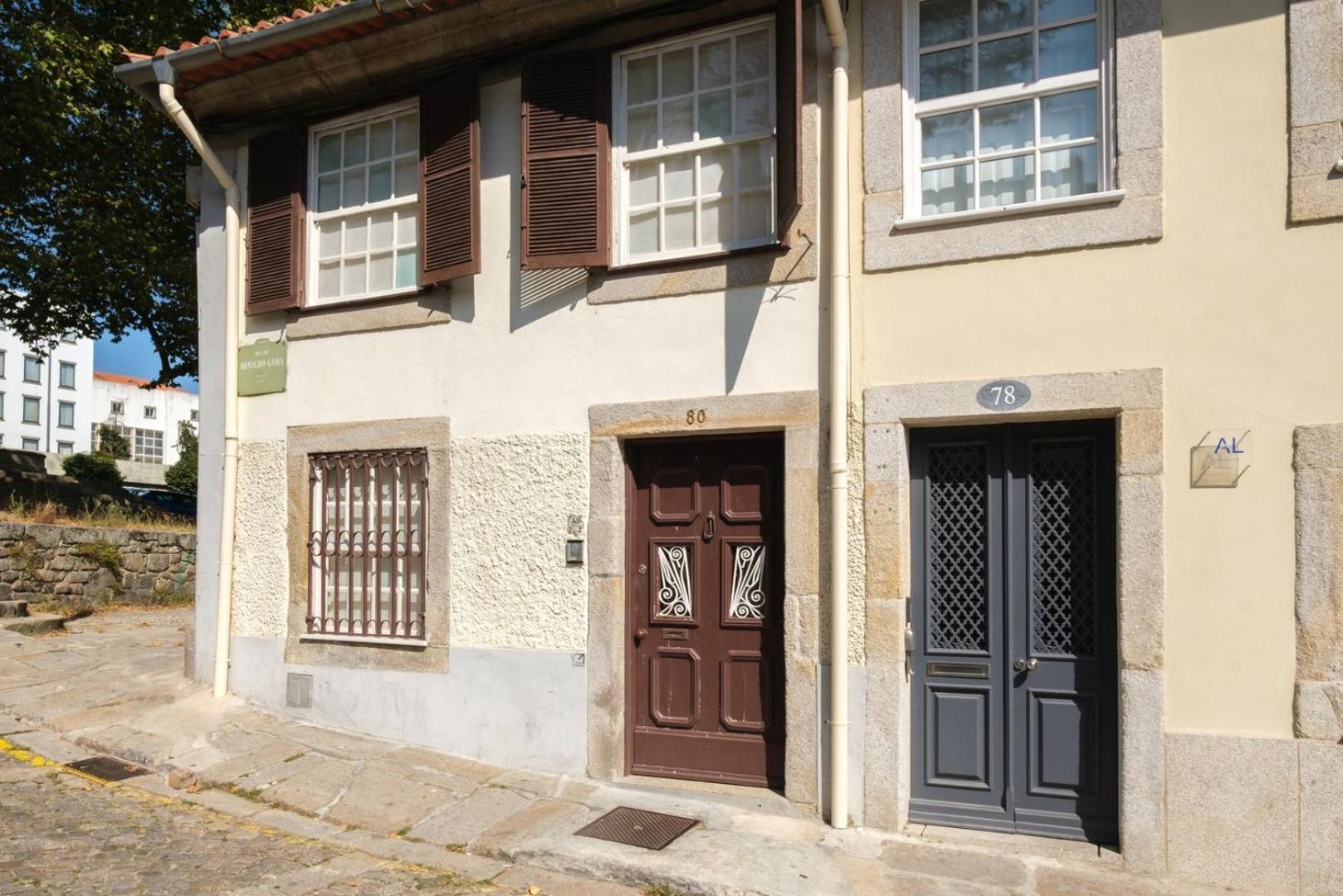 Guestready - Historic Courtyard Townhouse Porto