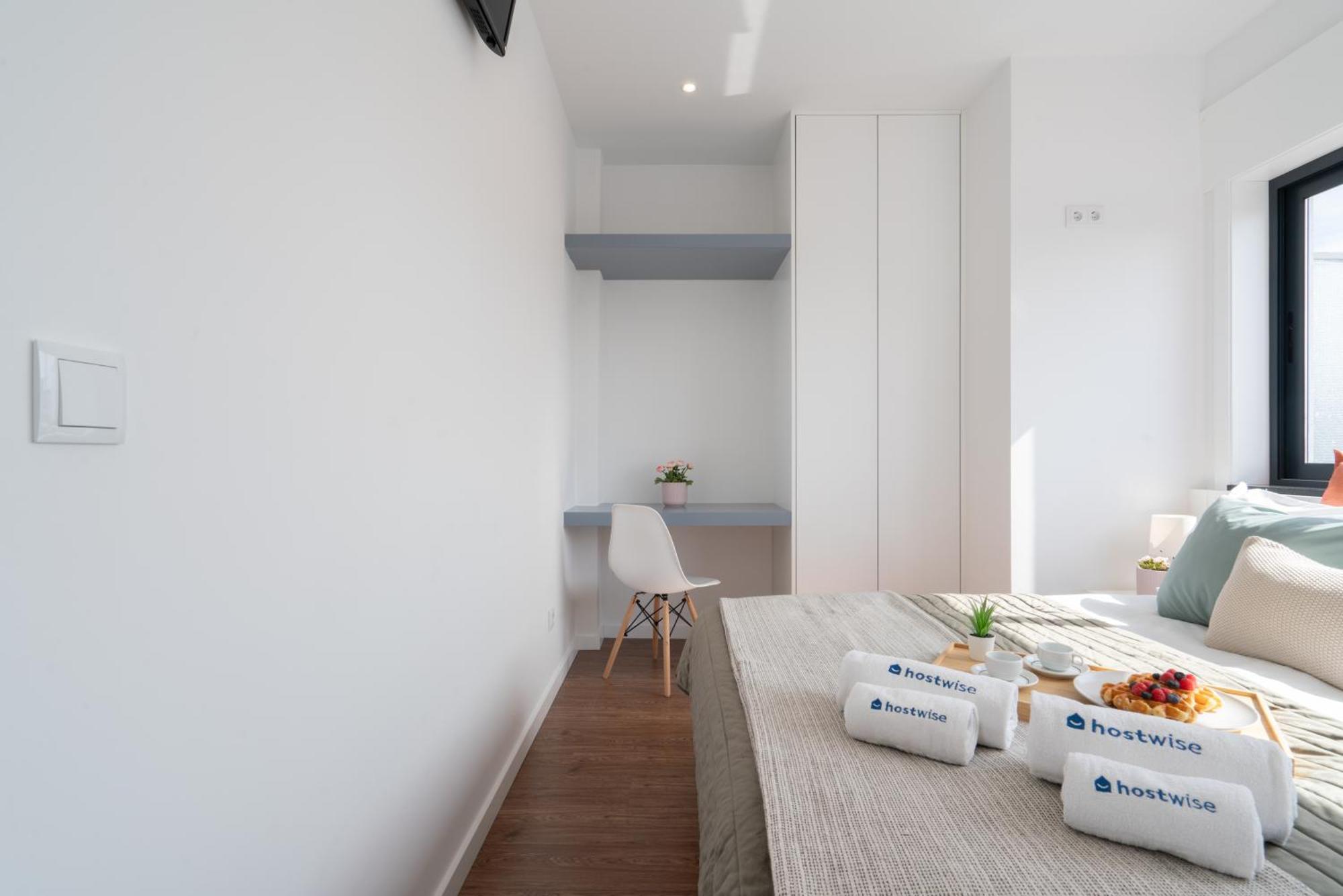Host Wise - Sunny Bright Flat W Balcony Apartment