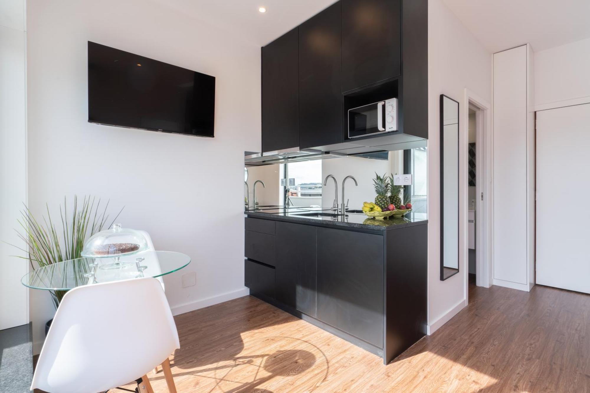 Apartment Host Wise - Sunny Bright Flat W Balcony
