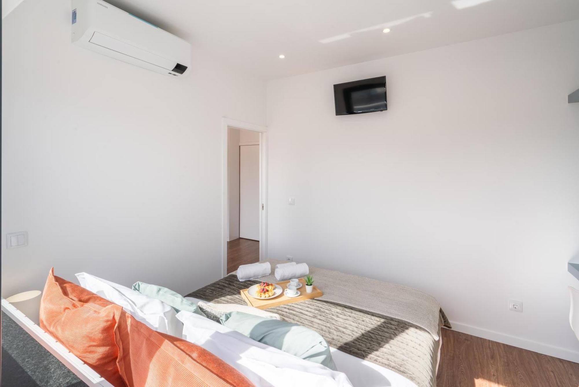 Host Wise - Sunny Bright Flat W Balcony *