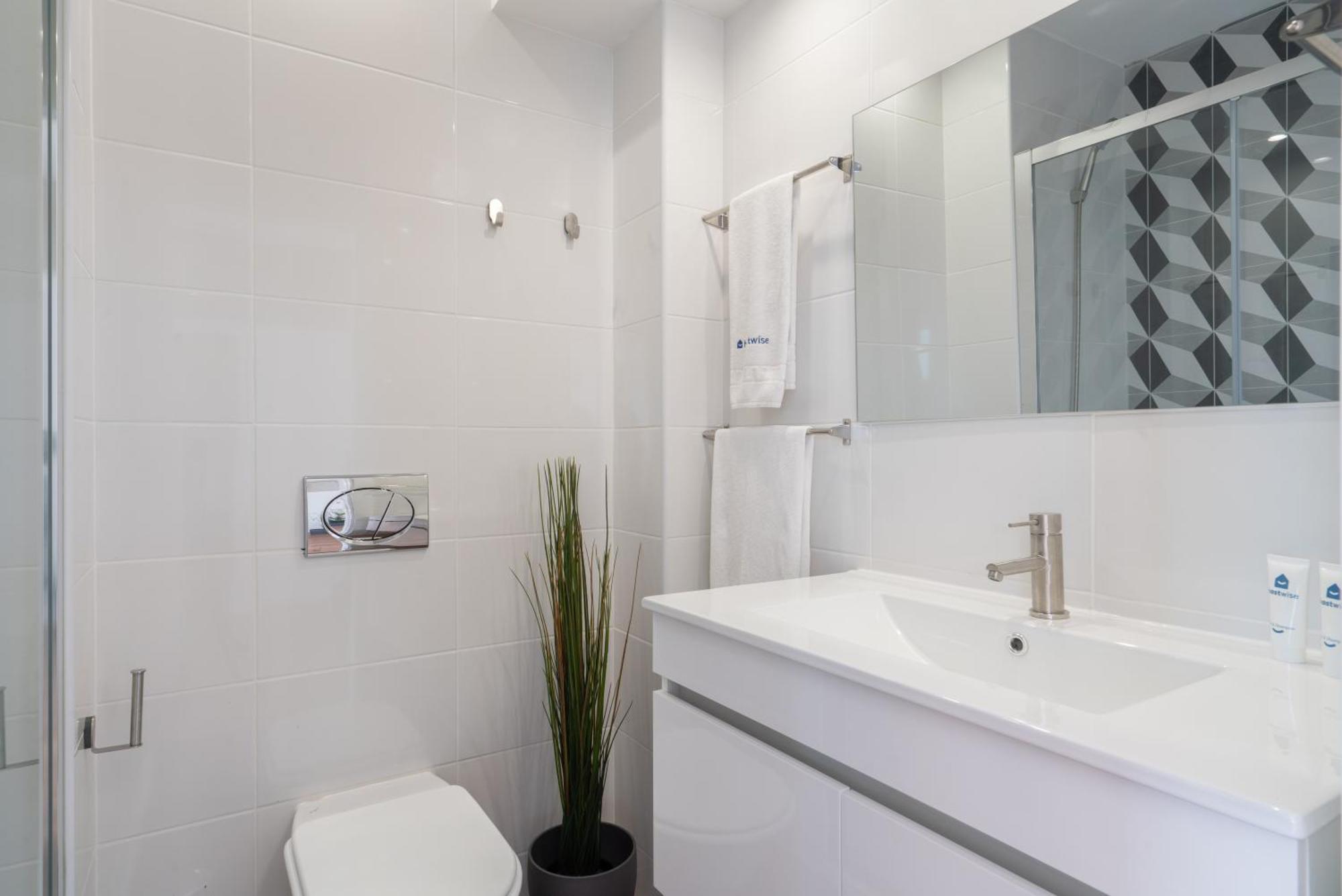Apartment Host Wise - Sunny Bright Flat W Balcony
