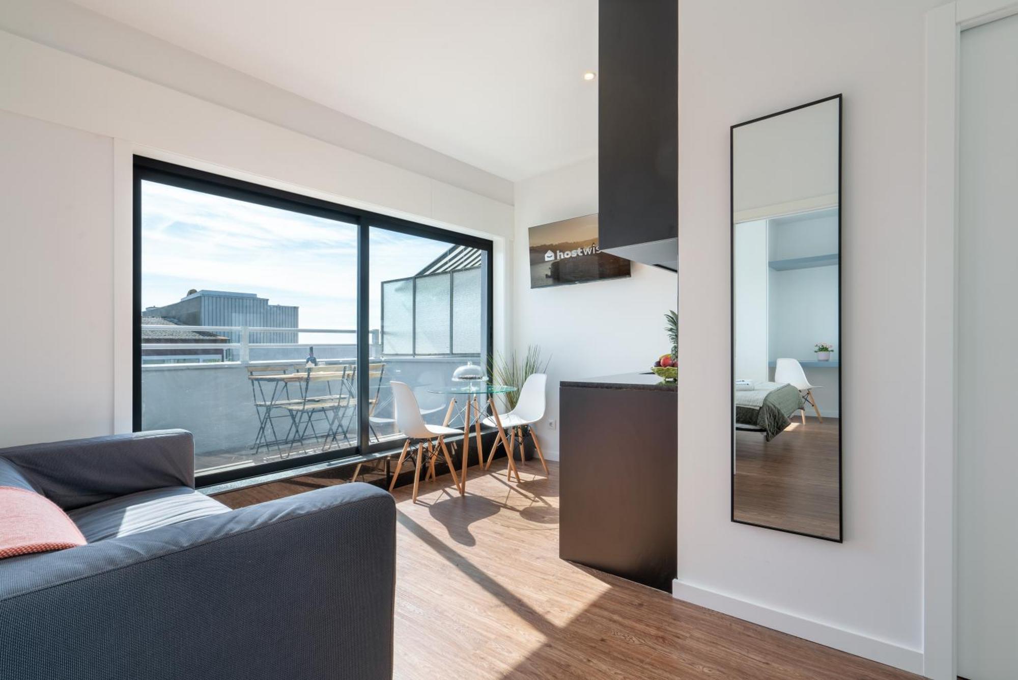 Host Wise - Sunny Bright Flat W Balcony Apartment *