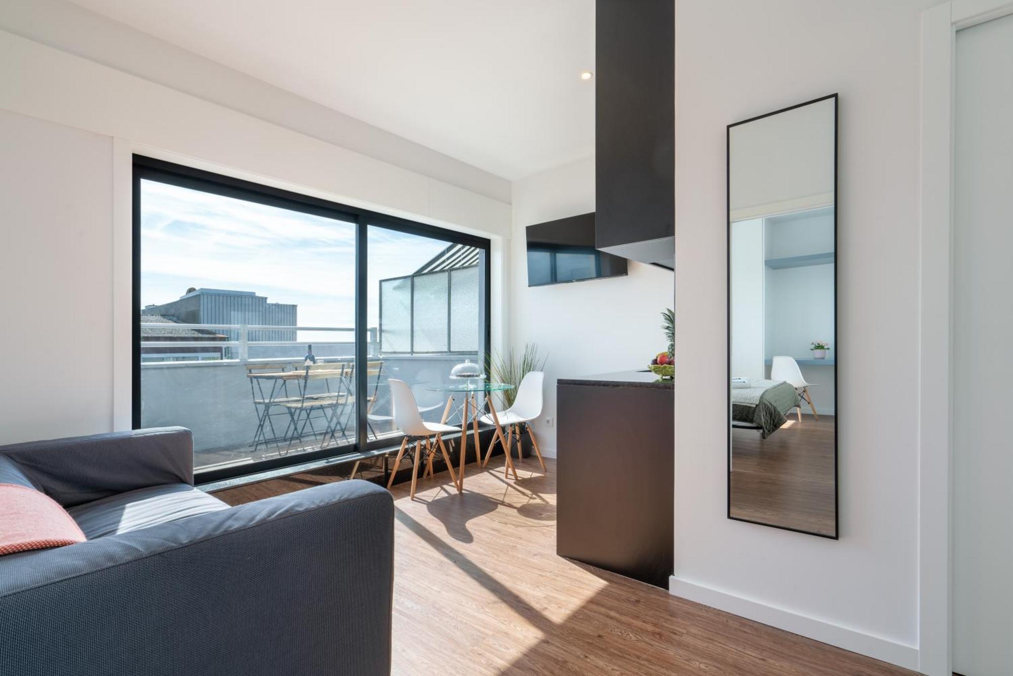 Apartment Host Wise - Sunny Bright Flat W Balcony