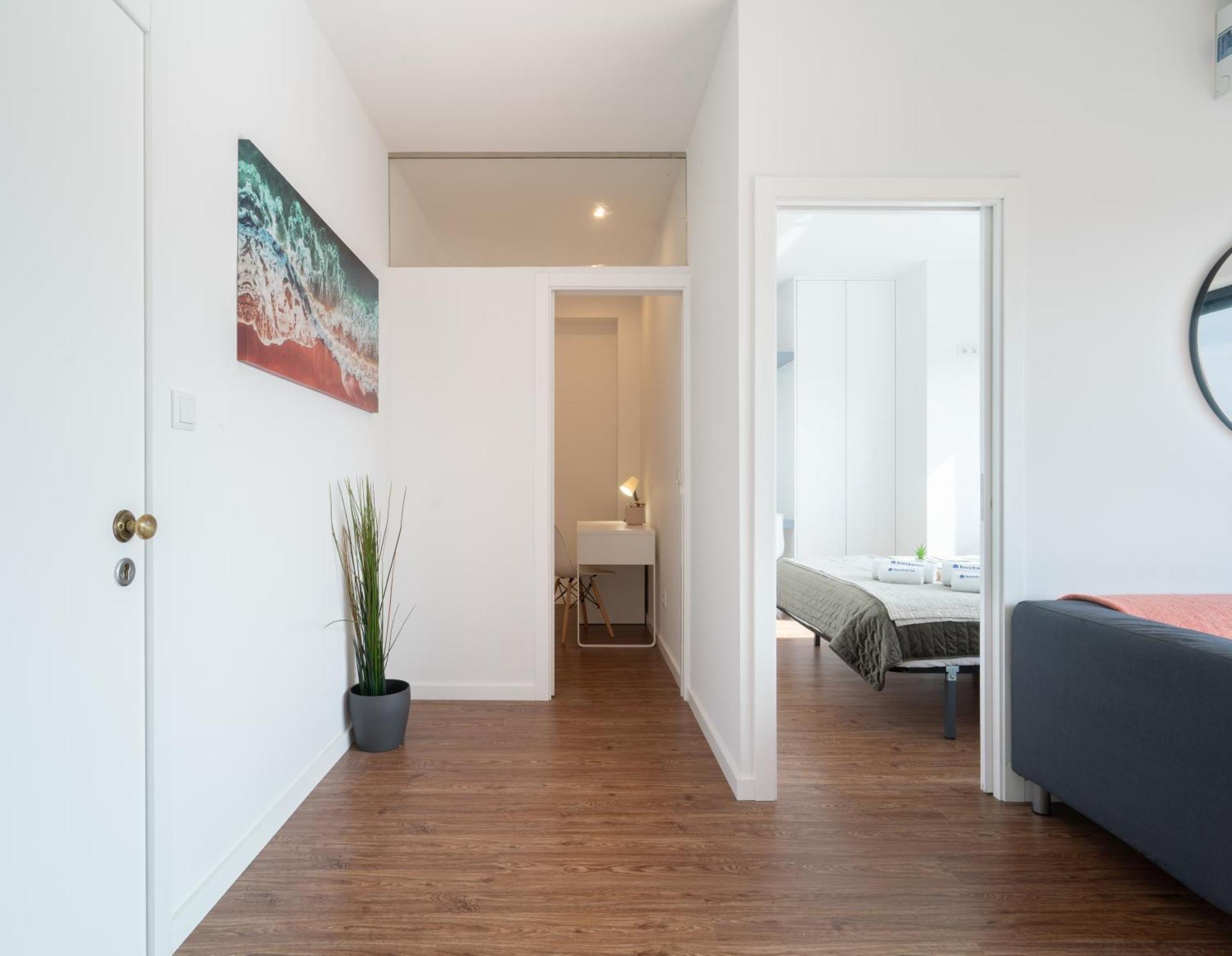 Host Wise - Sunny Bright Flat W Balcony Apartment