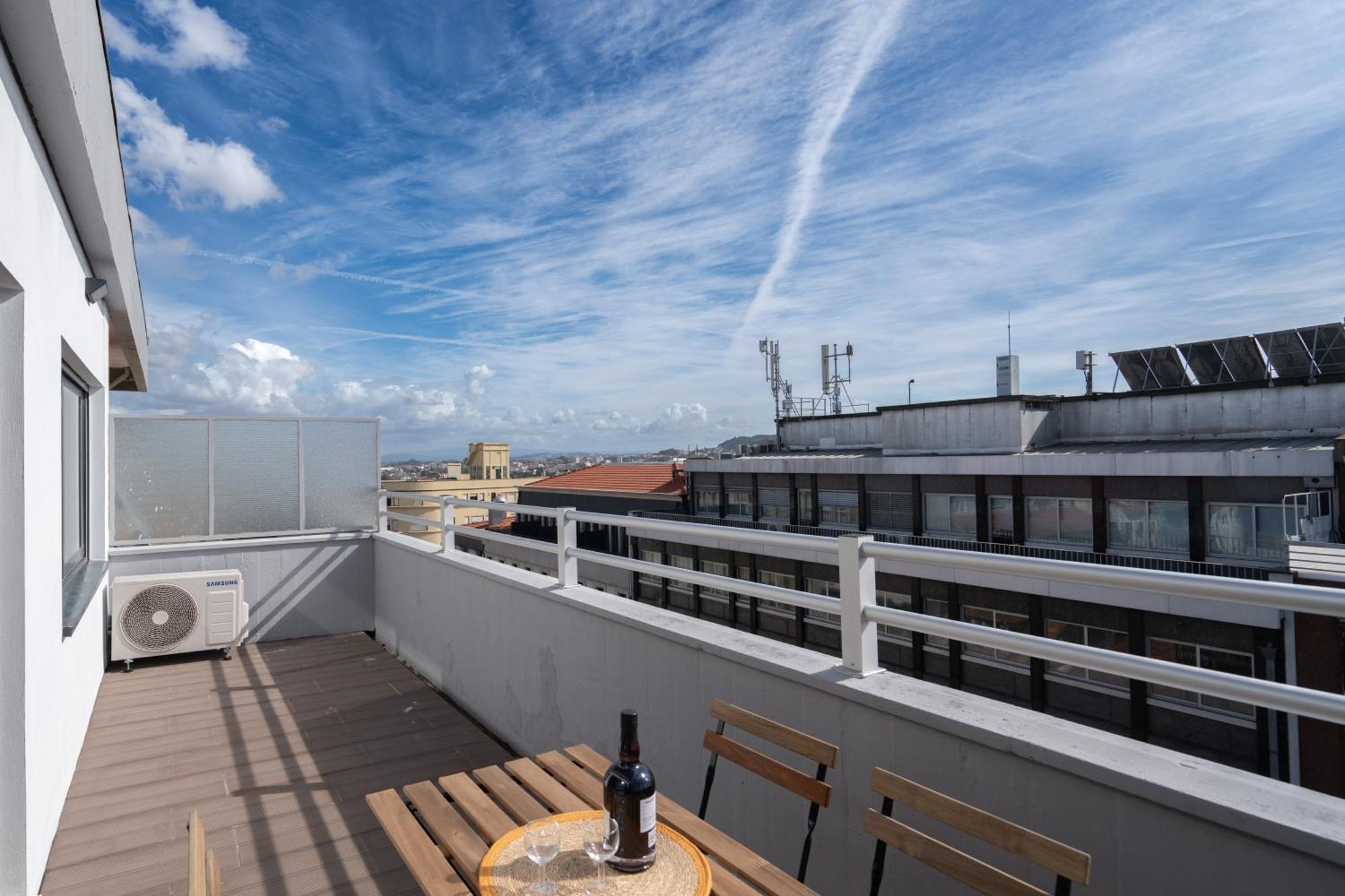 Host Wise - Sunny Bright Flat W Balcony Apartment