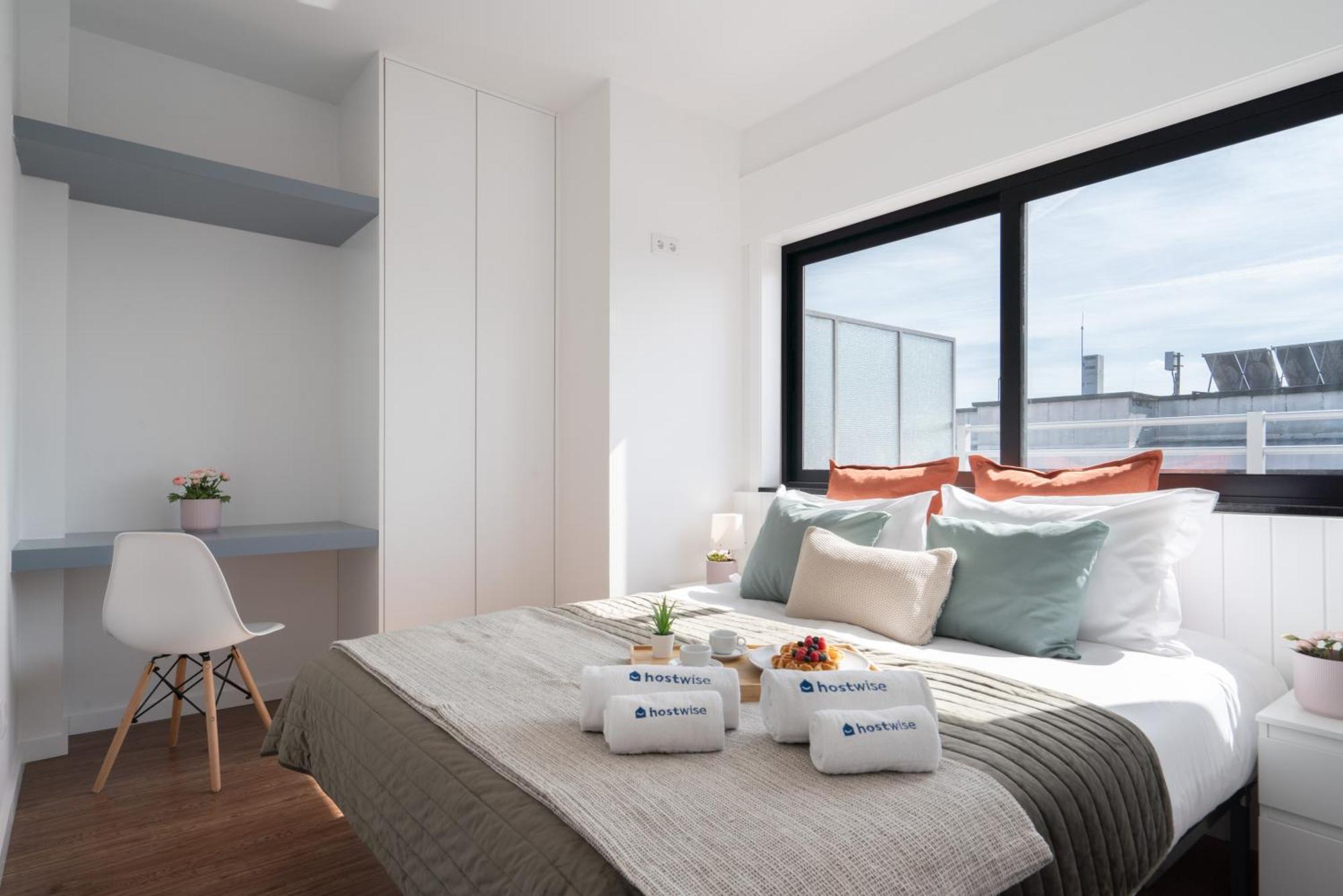 Host Wise - Sunny Bright Flat W Balcony Apartment *