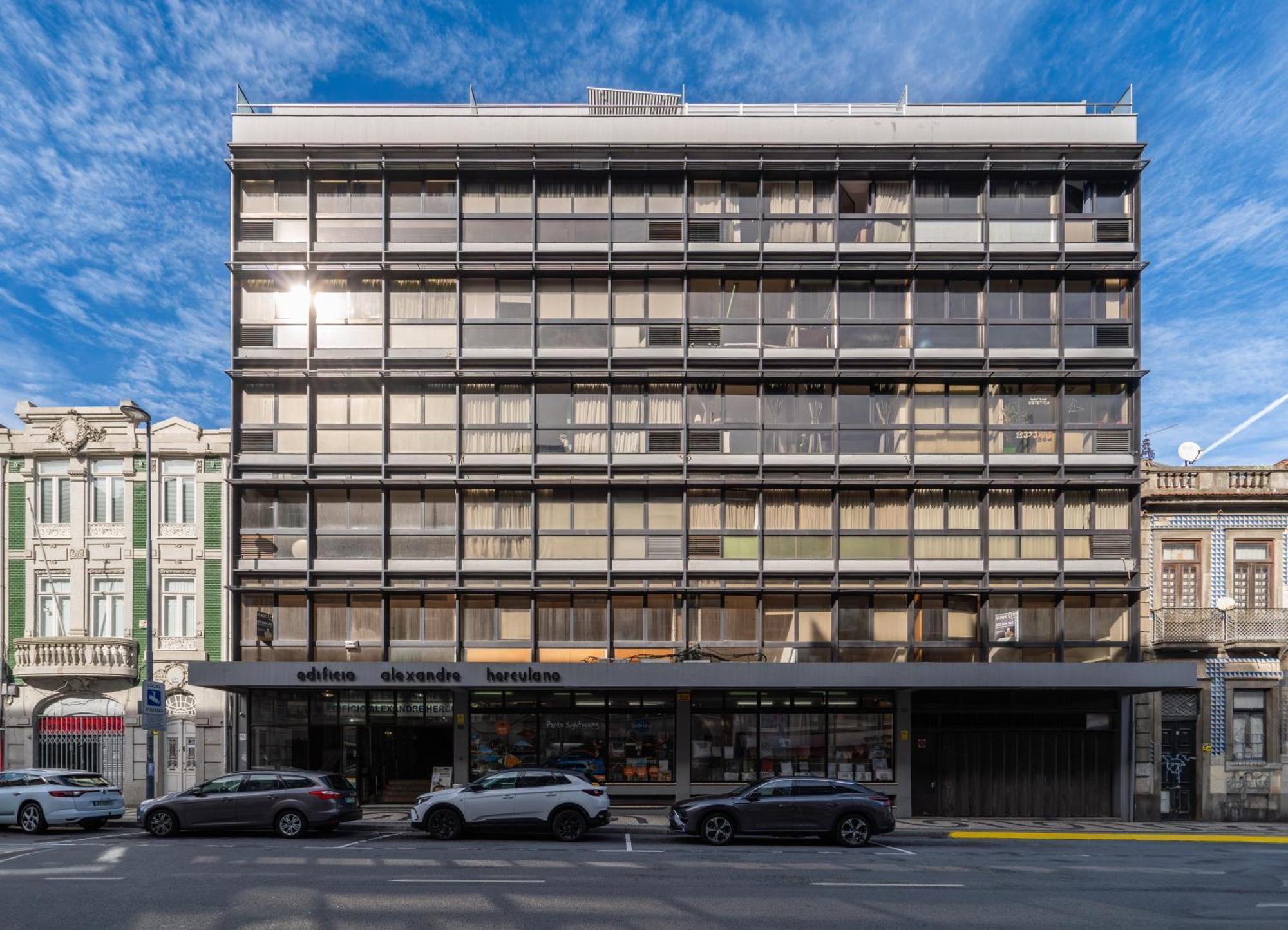 Host Wise - Sunny Bright Flat W Balcony Apartment *