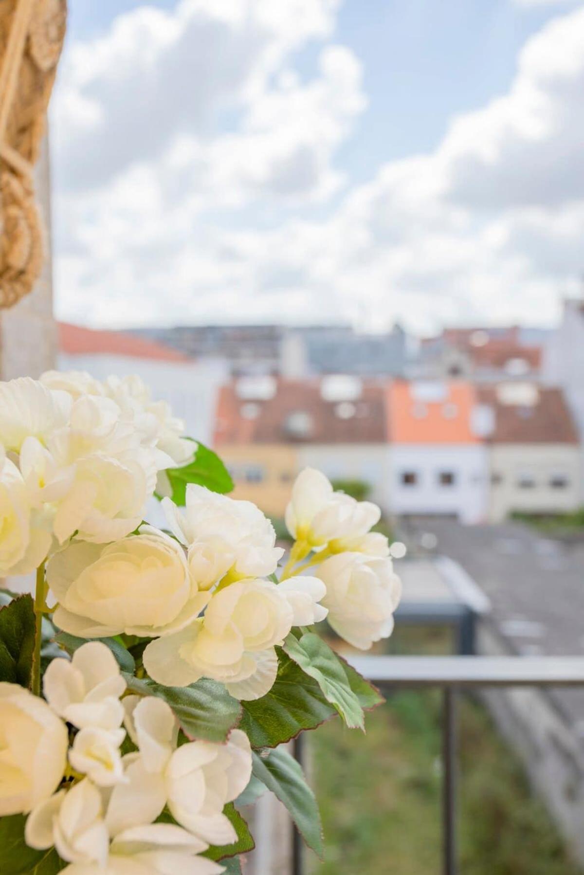 Liiiving In - Downtown Balcony