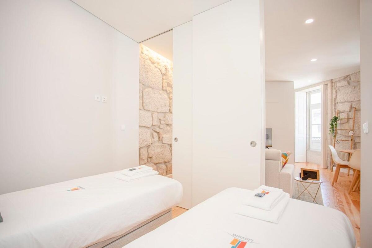 Liiiving In - Aliados Stone Apartment