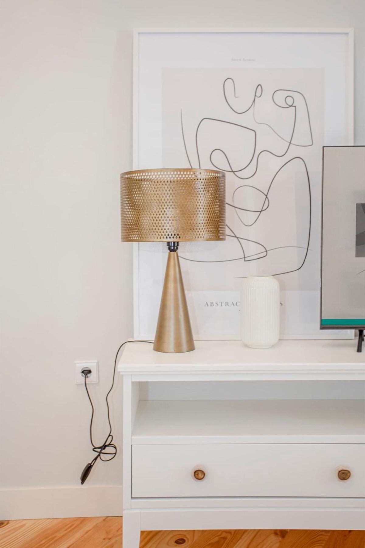 Liiiving In - Aliados Stone Apartment